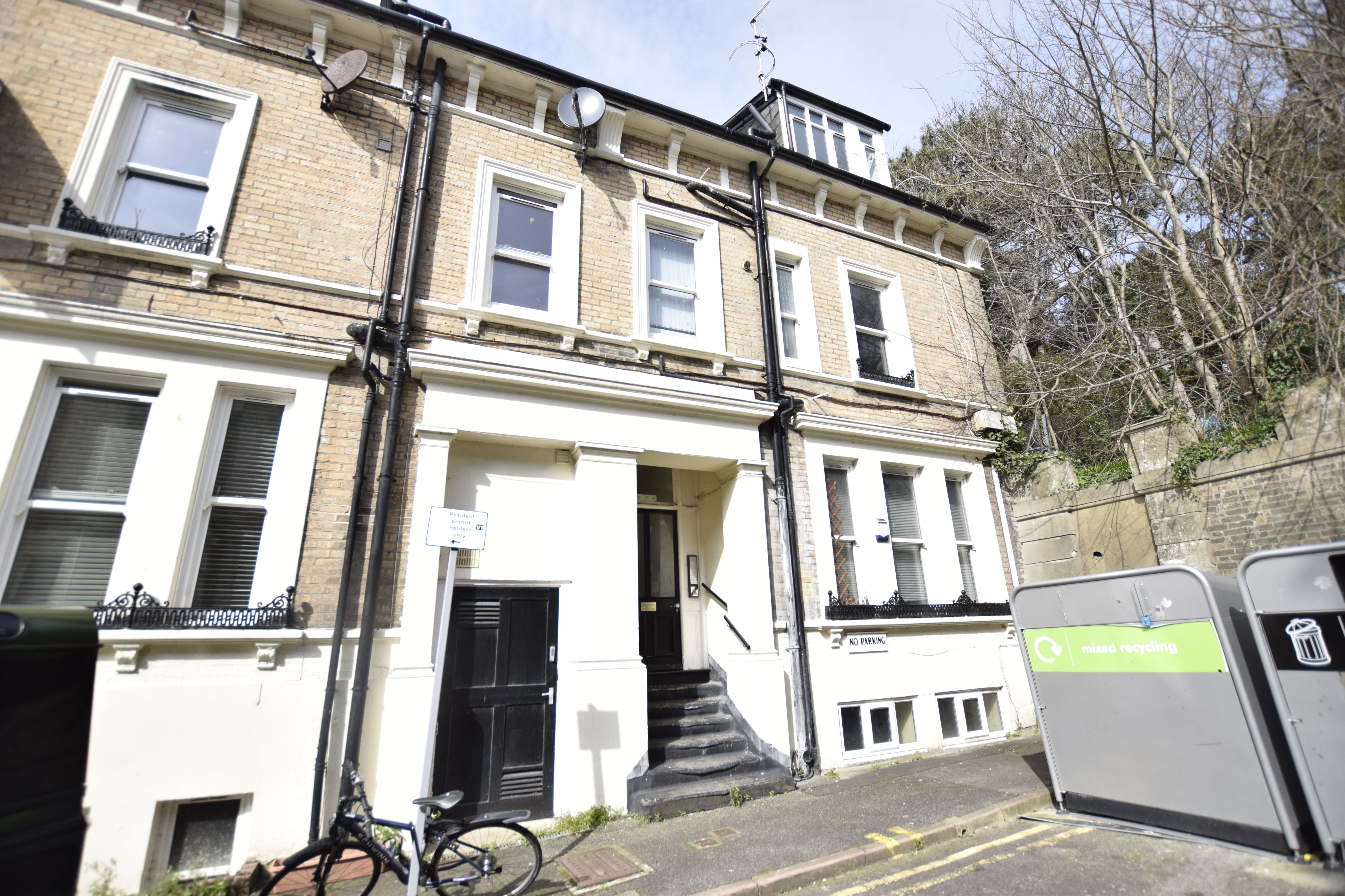 ATTENTION INVESTORS...This property requires extensive refurbishment, and would make an ideal holiday let or residential lettings property in Bournemouth Town Centre...