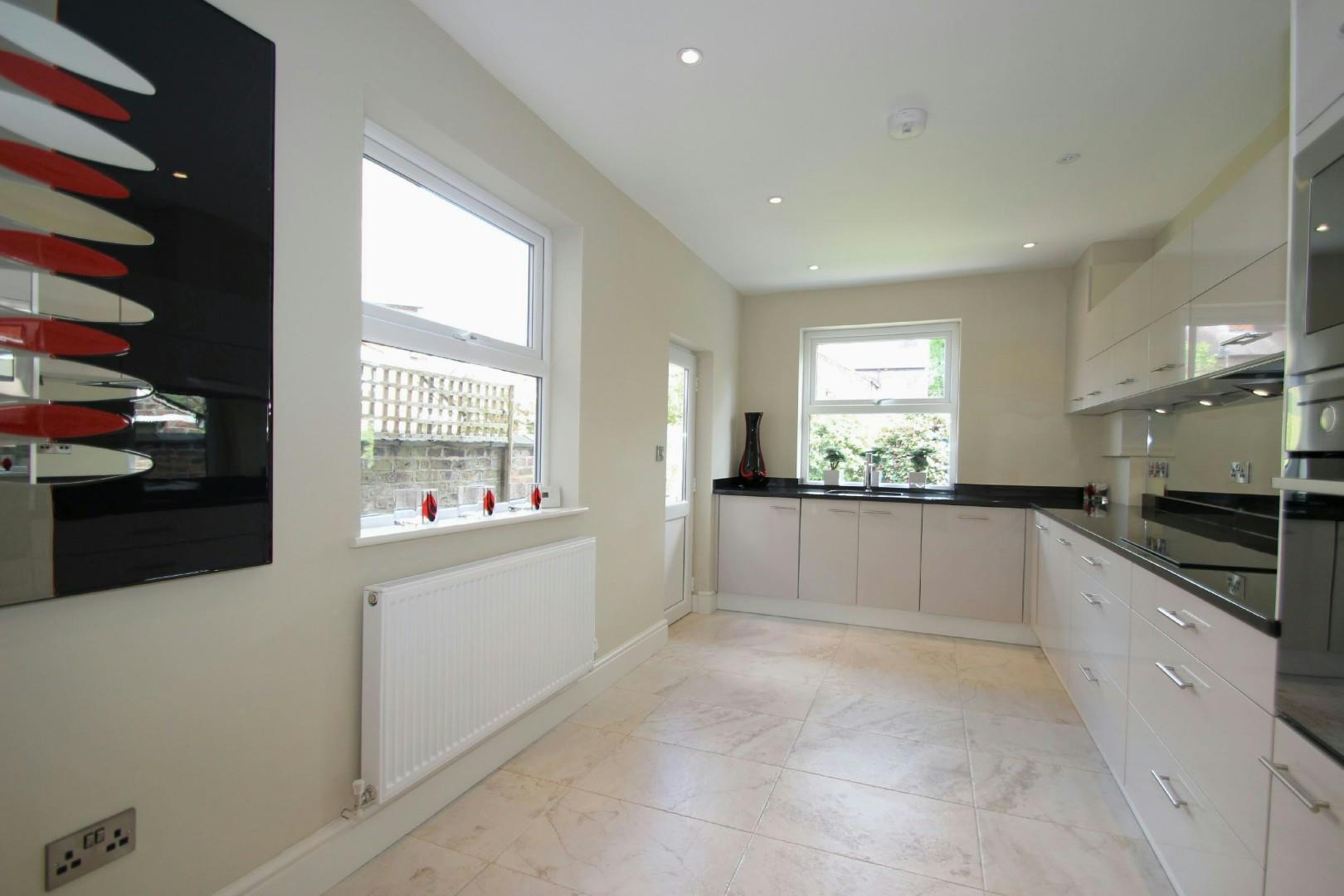 4 bed terraced house to rent in Hawthorn Road, Hale  - Property Image 6