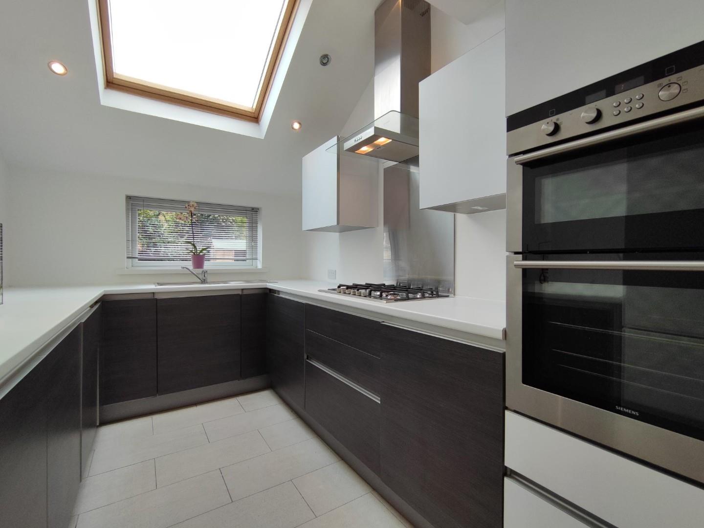 3 bed terraced house to rent in Hawthorn Road, Altrincham  - Property Image 2