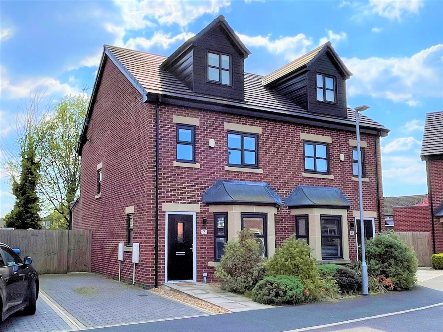 4 bed semi-detached house to rent in Roby Close, Sale, M33
