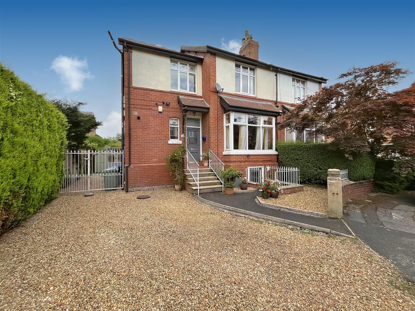 4 bed semi-detached house to rent in Rowan Avenue, Sale, M33