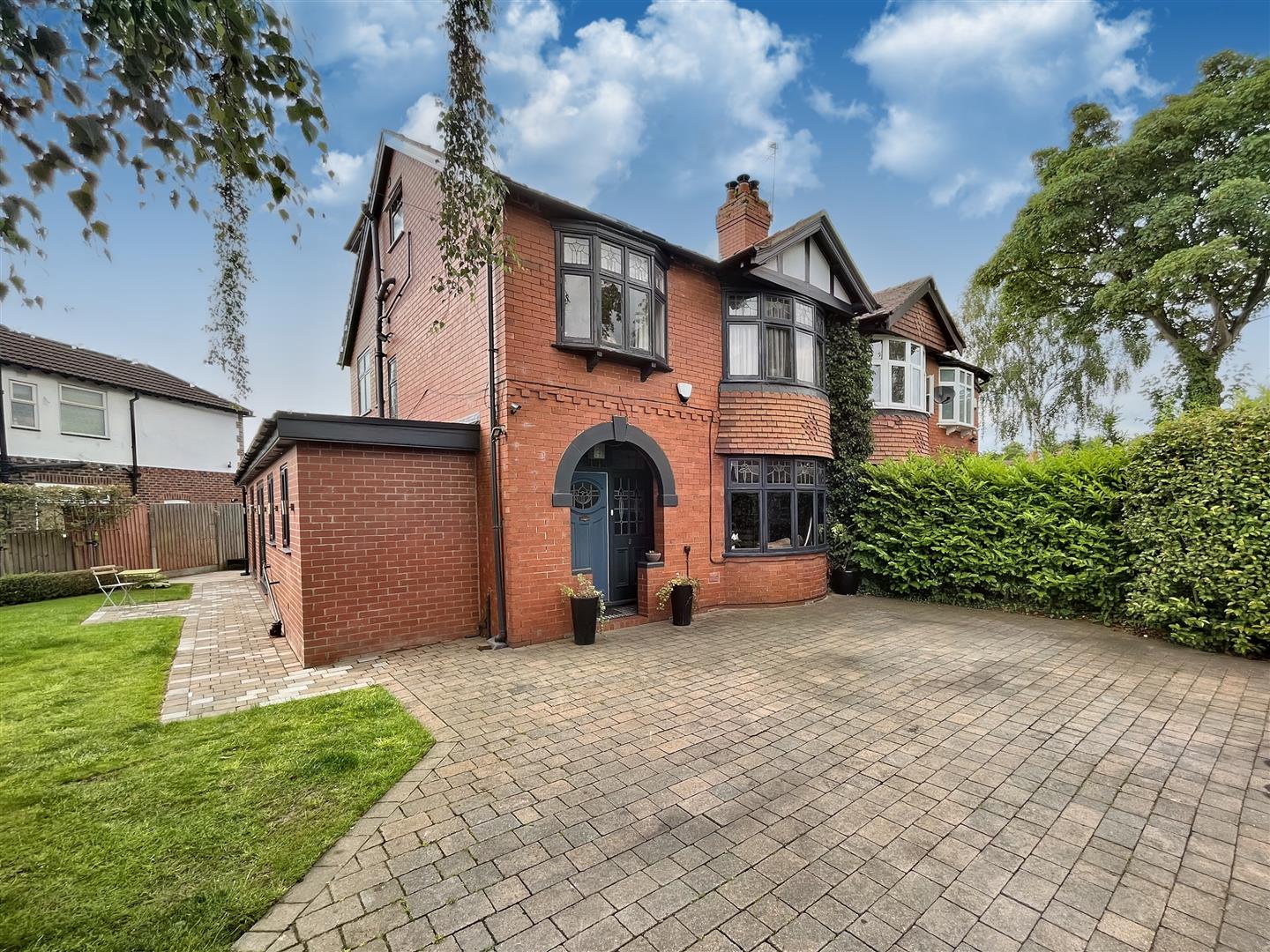 4 bed semi-detached house to rent in Wood Road, Sale, M33