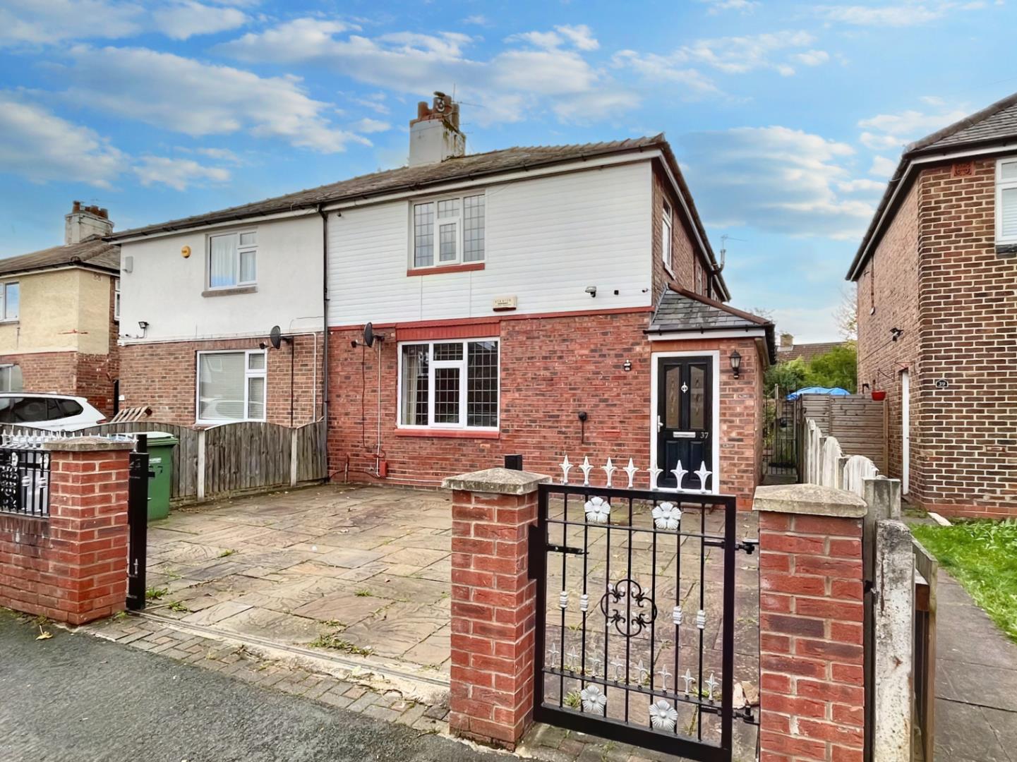 4 bed semi-detached house to rent in Oaklea Road, Sale, M33