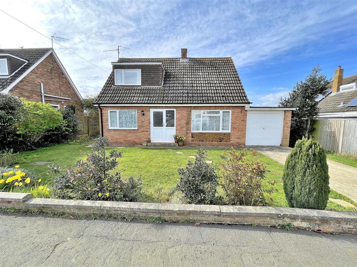 3 bed detached bungalow for sale in Valley Rise, King's Lynn - Property Image 1