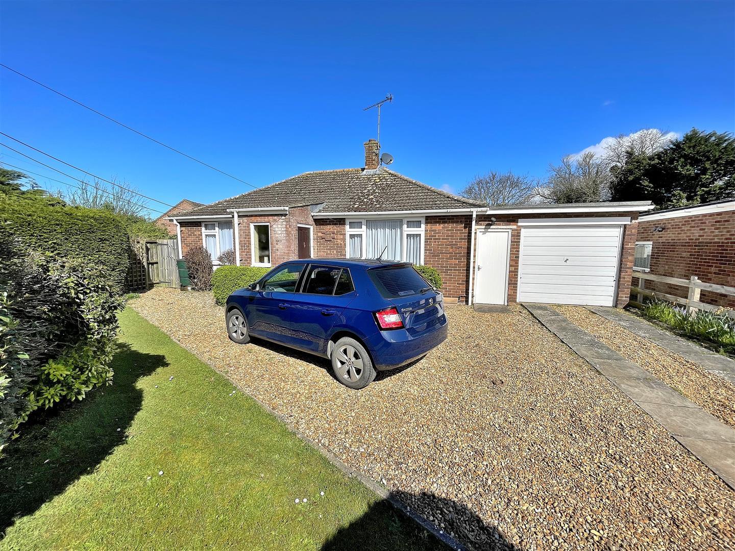 2 bed detached bungalow for sale in Centre Vale, King's Lynn  - Property Image 1