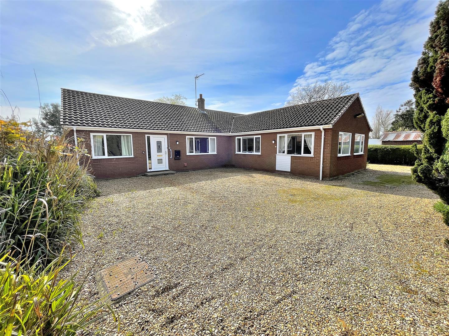4 bed detached bungalow for sale in Beach Road, King's Lynn  - Property Image 1