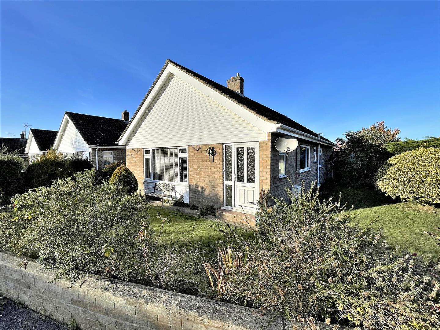 2 bed detached bungalow for sale in Crest Road, King's Lynn - Property Image 1