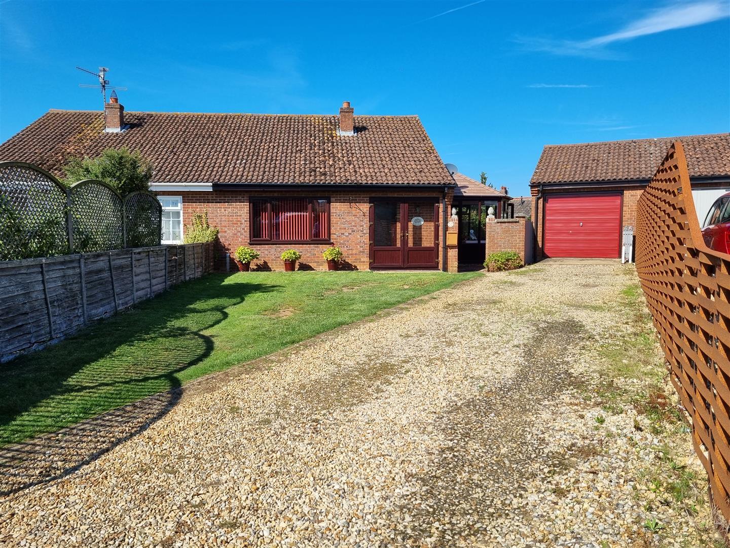 3 bed semi-detached bungalow for sale in Broadlands Close, King's Lynn  - Property Image 1