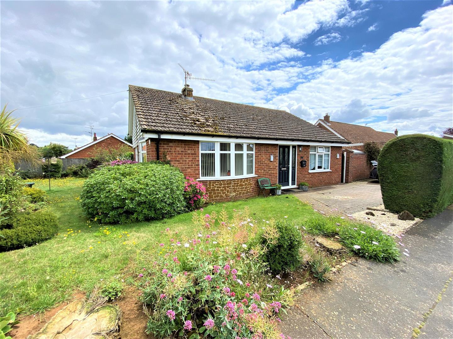 3 bed detached bungalow for sale in Station Road, King's Lynn - Property Image 1