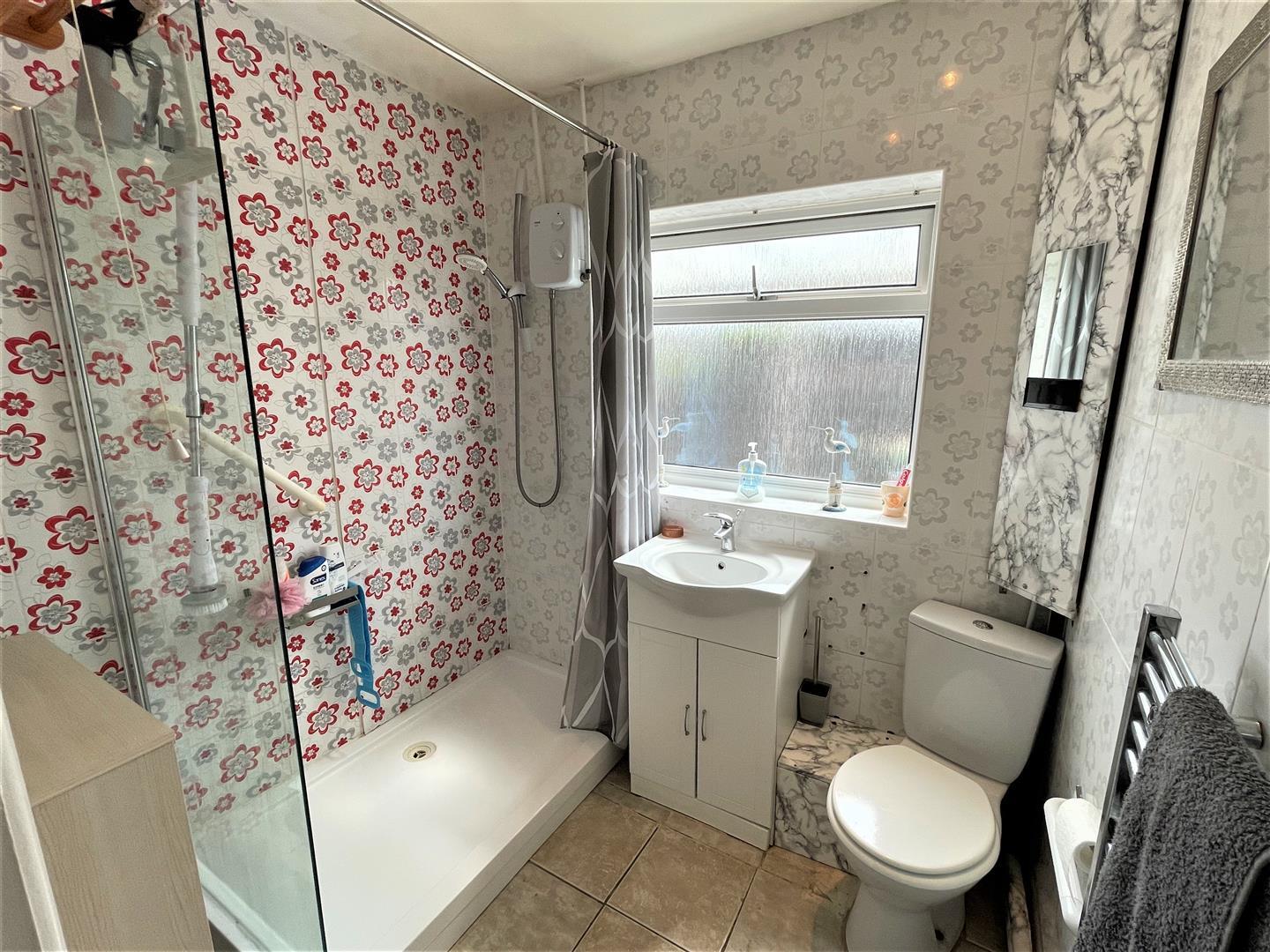 2 bed semi-detached bungalow for sale in Queen Elizabeth Drive, King's Lynn  - Property Image 9