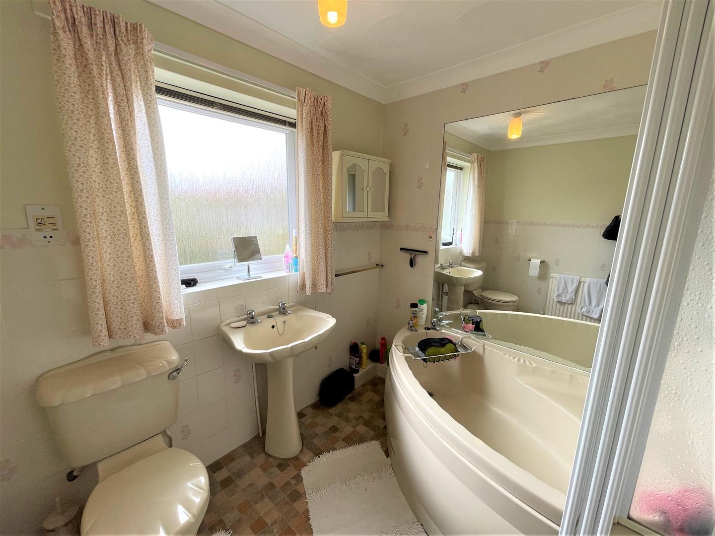 3 bed detached bungalow for sale in Glebe Road, King's Lynn  - Property Image 11