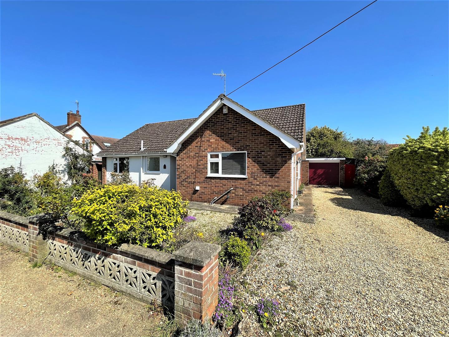 3 bed detached bungalow for sale in Glebe Road, King's Lynn  - Property Image 1