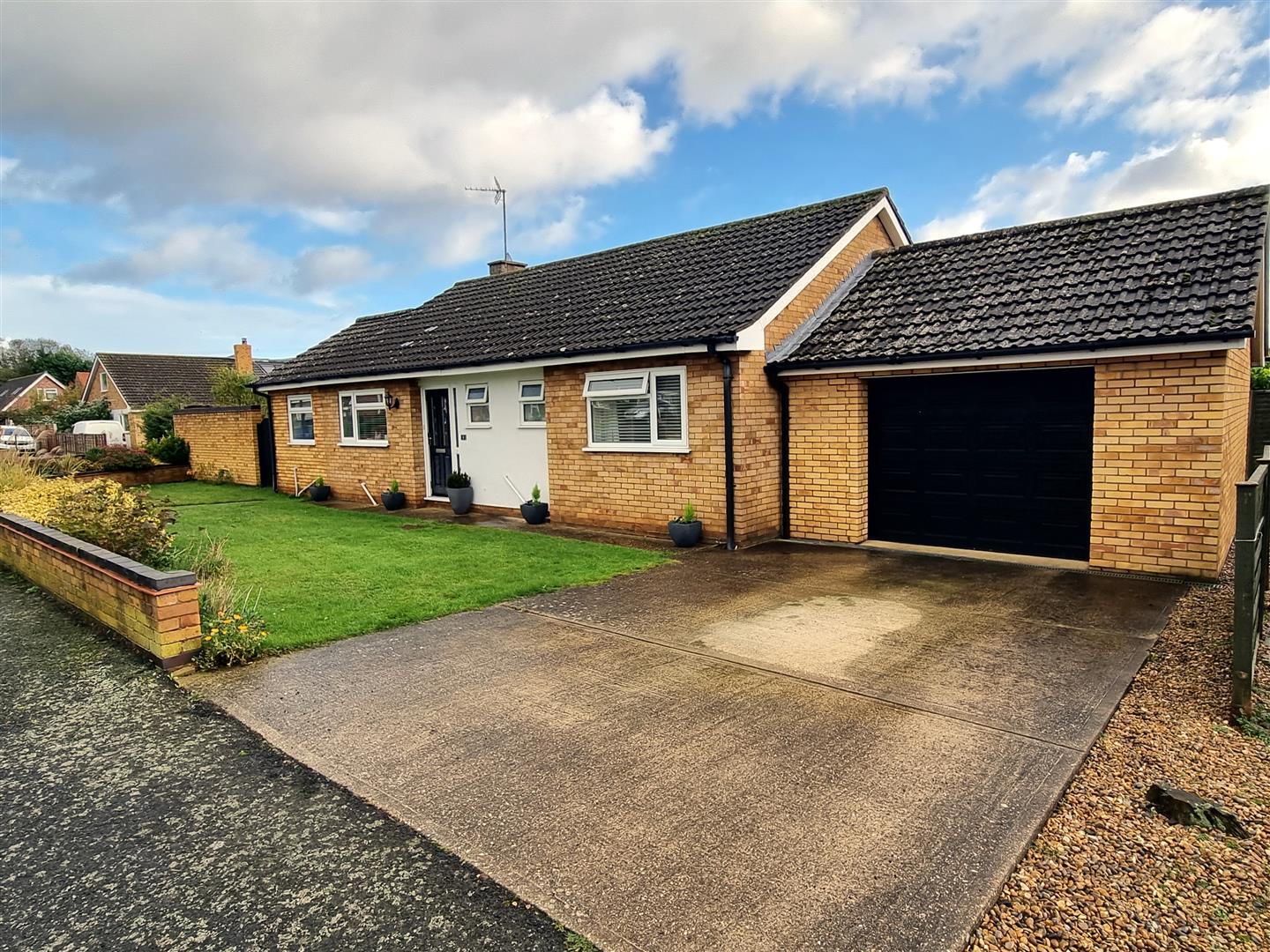 3 bed detached bungalow for sale in Windsor Drive, King's Lynn  - Property Image 1