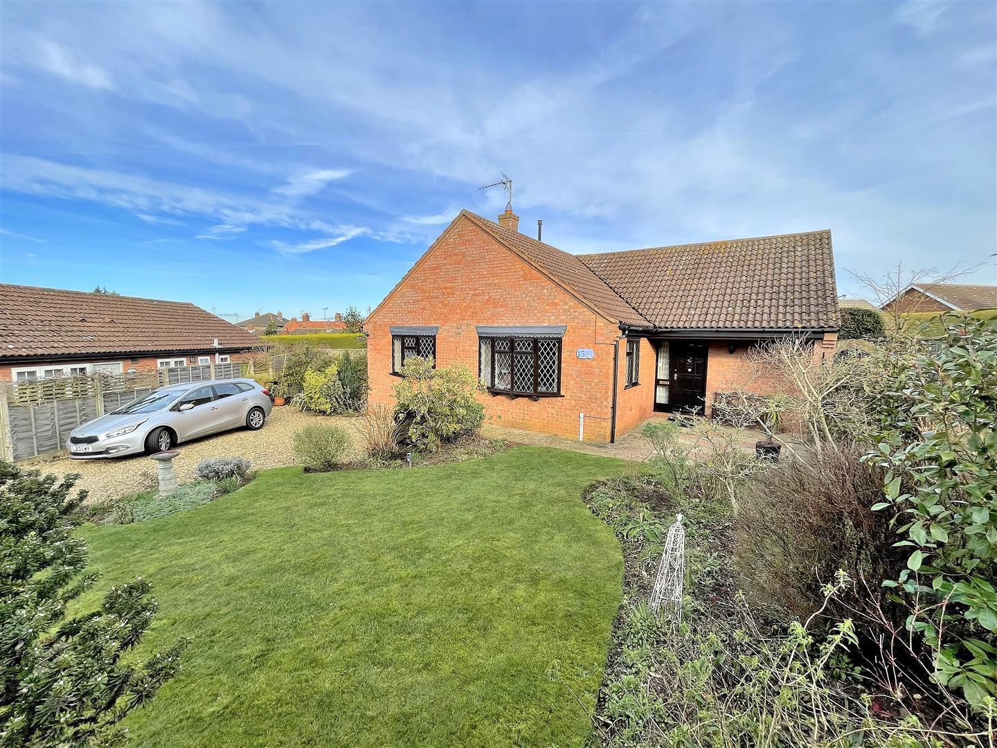 3 bed detached bungalow for sale in Broadlands Close, King's Lynn  - Property Image 1