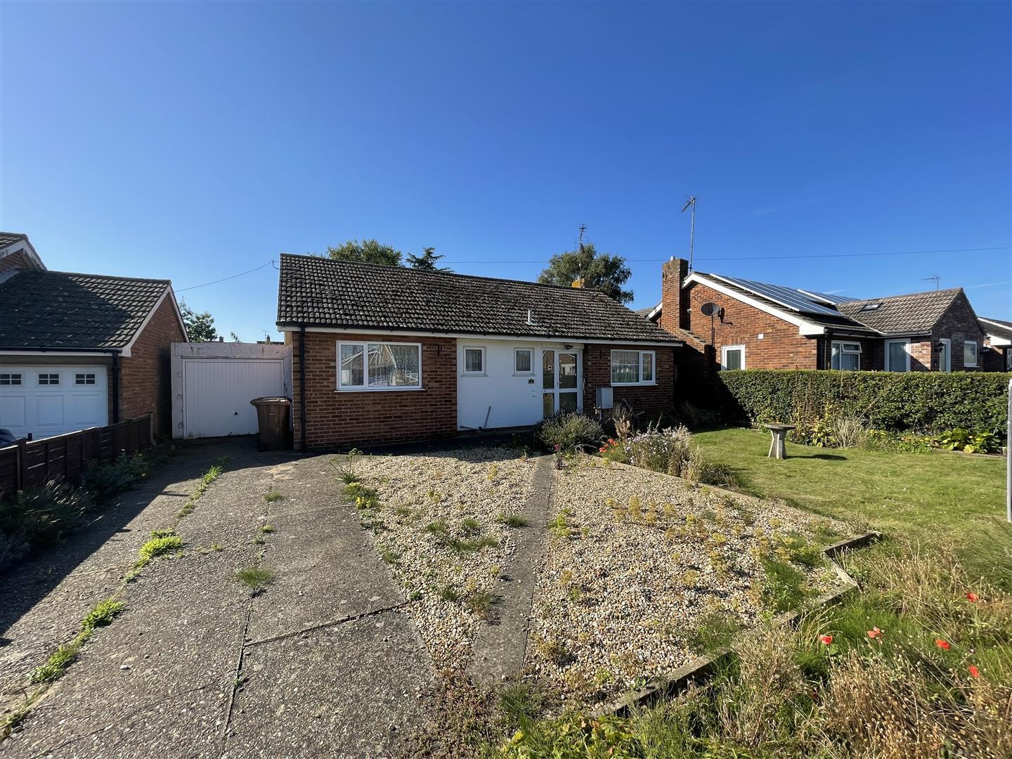 3 bed detached bungalow for sale in West Hall Road, King's Lynn - Property Image 1