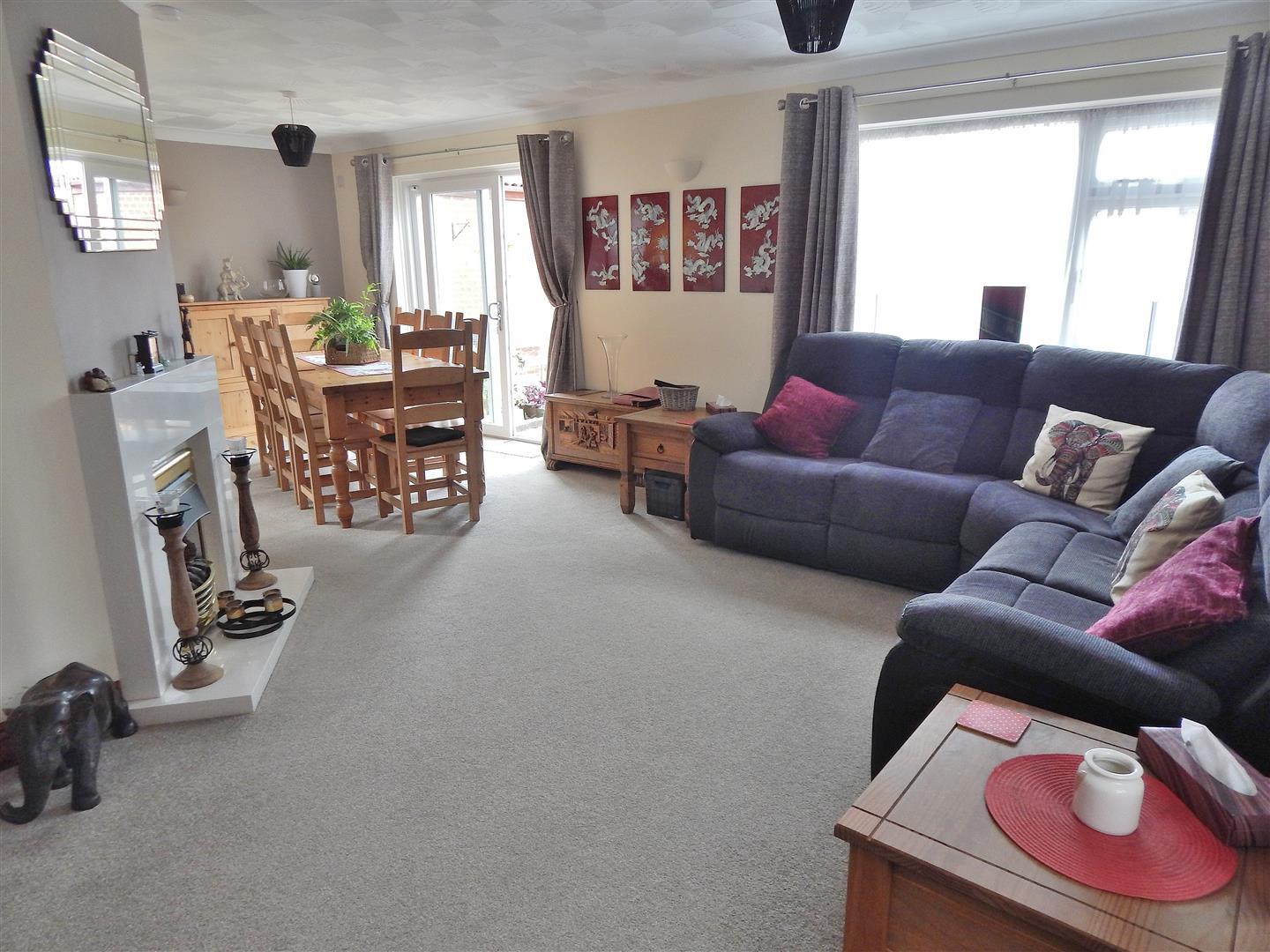 3 bed detached bungalow for sale in Earl Close, King's Lynn  - Property Image 2