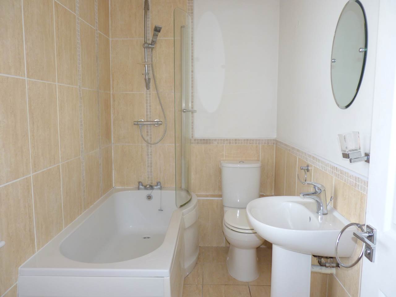 2 bed flat to rent in High Street, Haverhill  - Property Image 4
