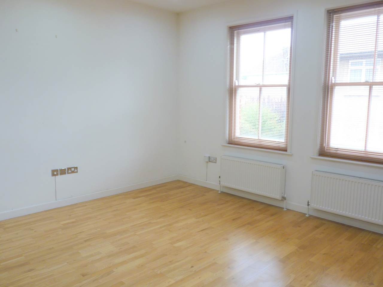 2 bed flat to rent in High Street, Haverhill 2