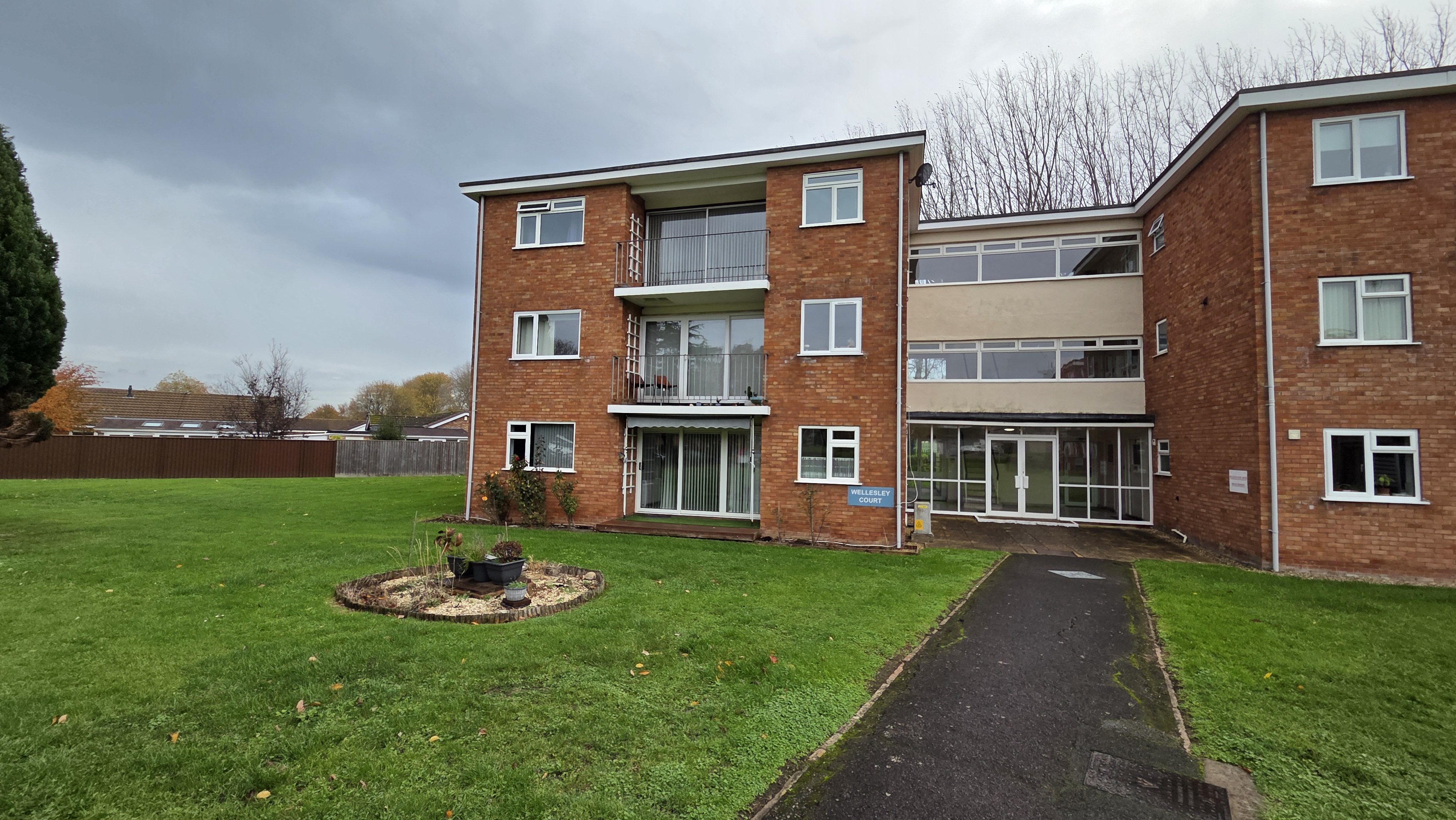2 bed flat to rent in Wellesley Court, Windsor Close, TA1