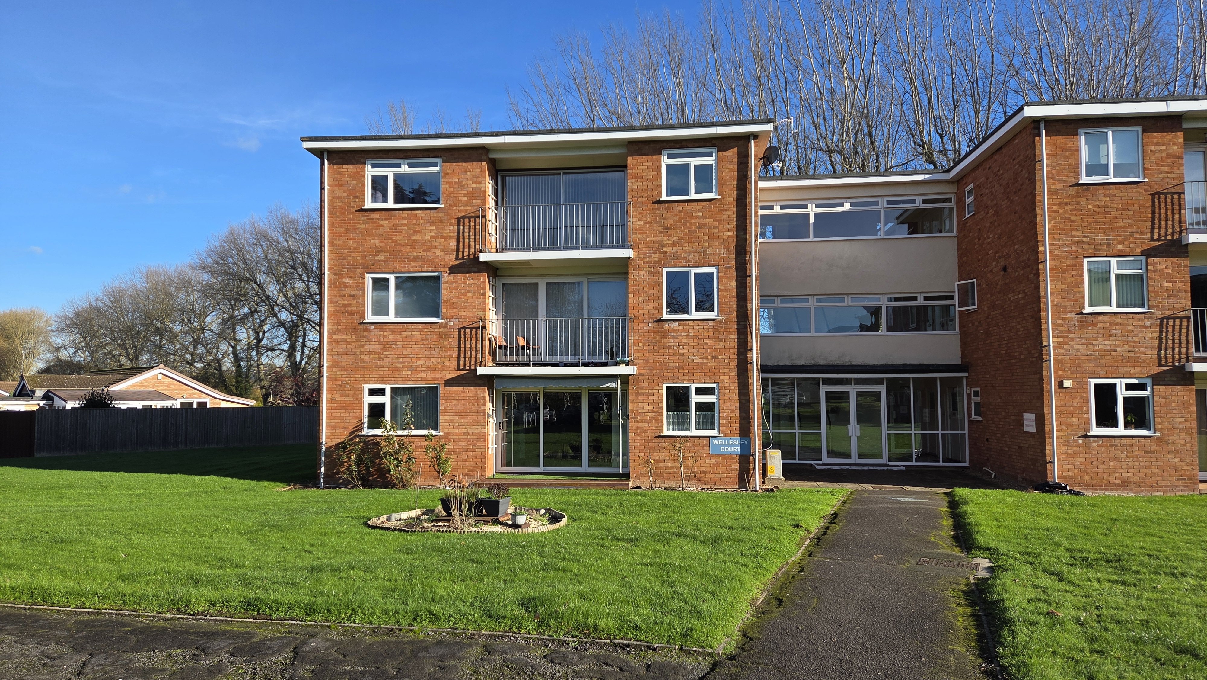 2 bed flat to rent in Wellesley Court, Windsor Close, TA1
