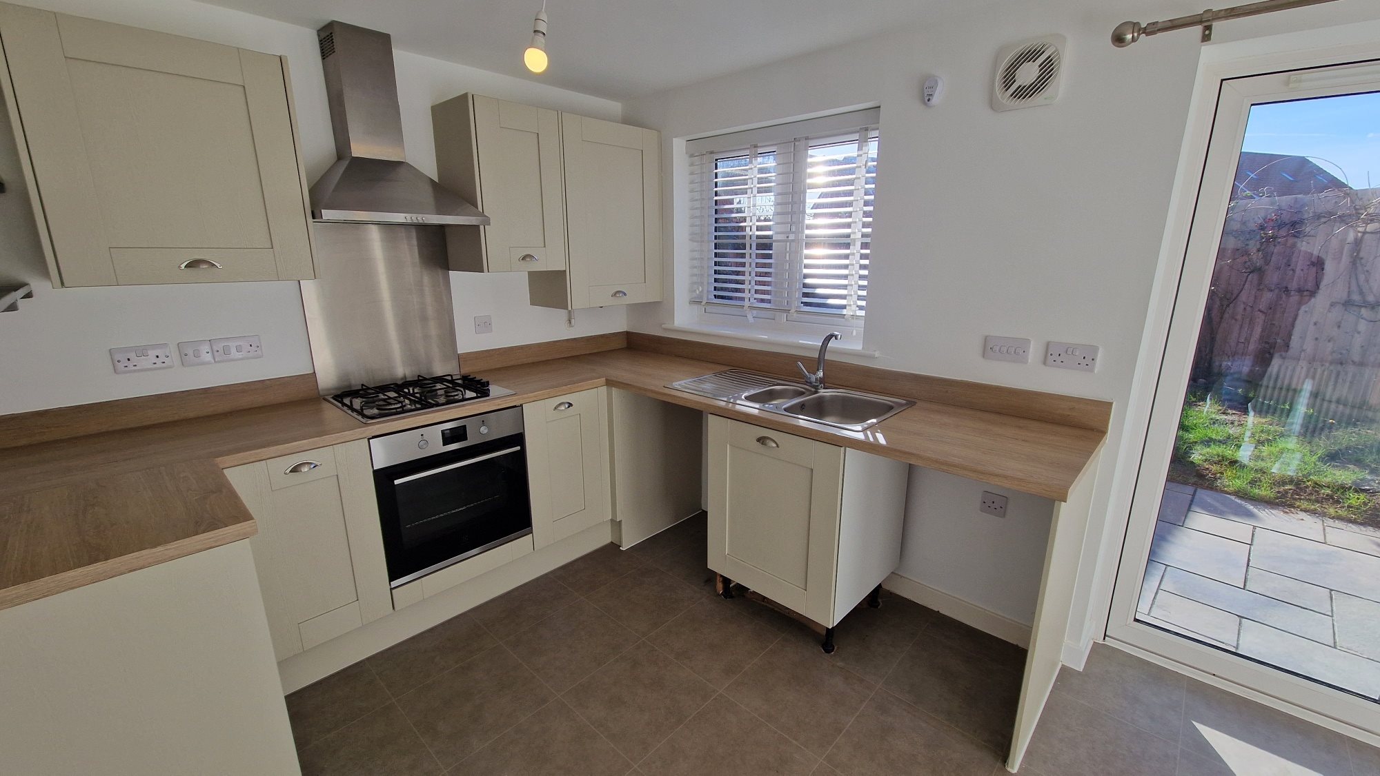 3 bed terraced house to rent in Channon Road, Monkton 4