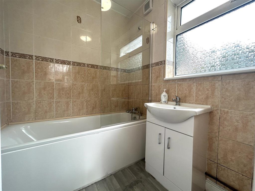 3 bed to rent in Old Hill, Cradley Heath  - Property Image 11