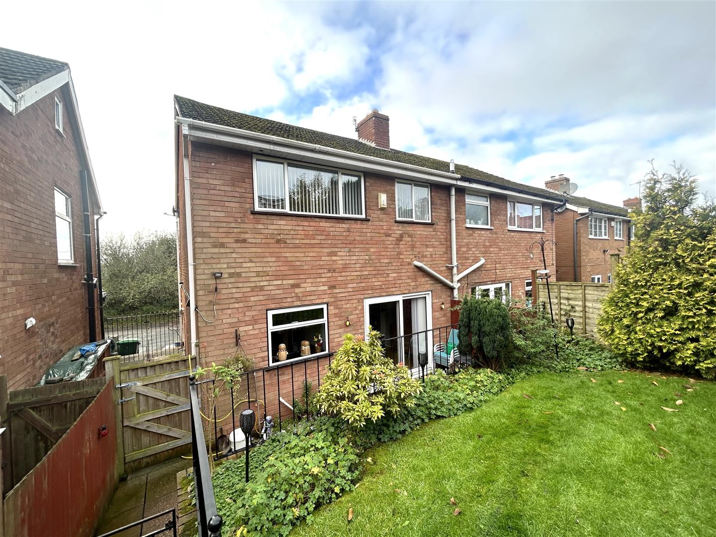 3 bed semi-detached house for sale in Castle Close, Cradley Heath  - Property Image 14