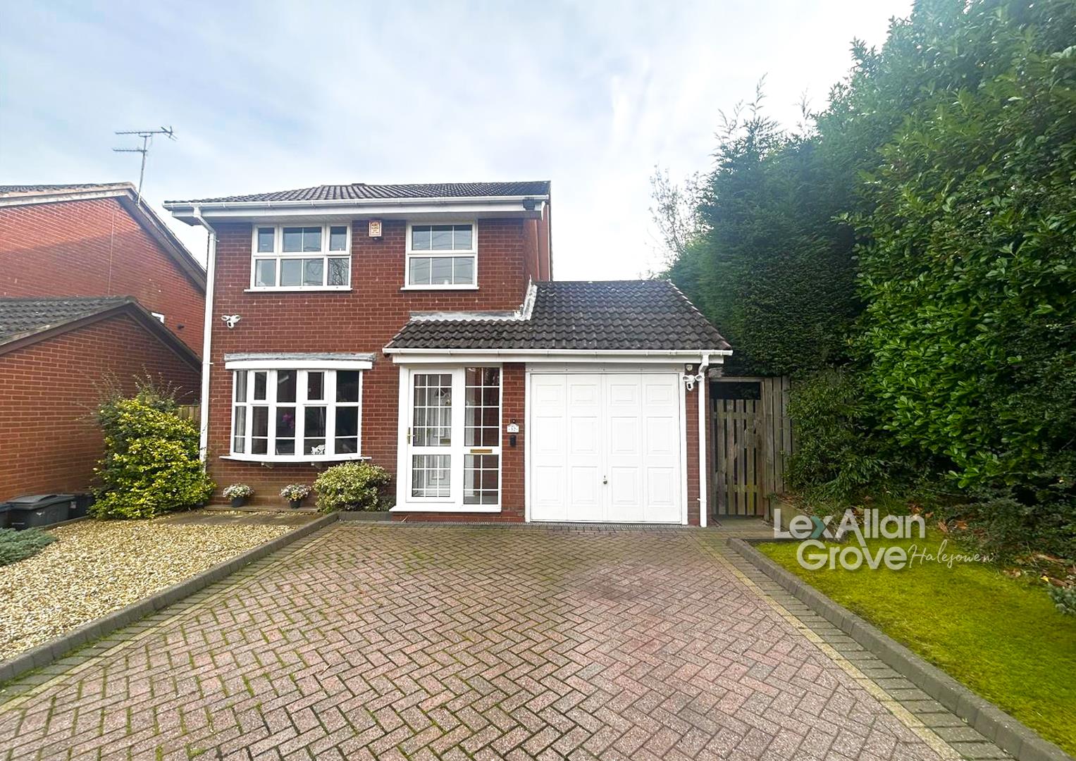 3 bed detached house for sale in Lowfield Close, Halesowen  - Property Image 1