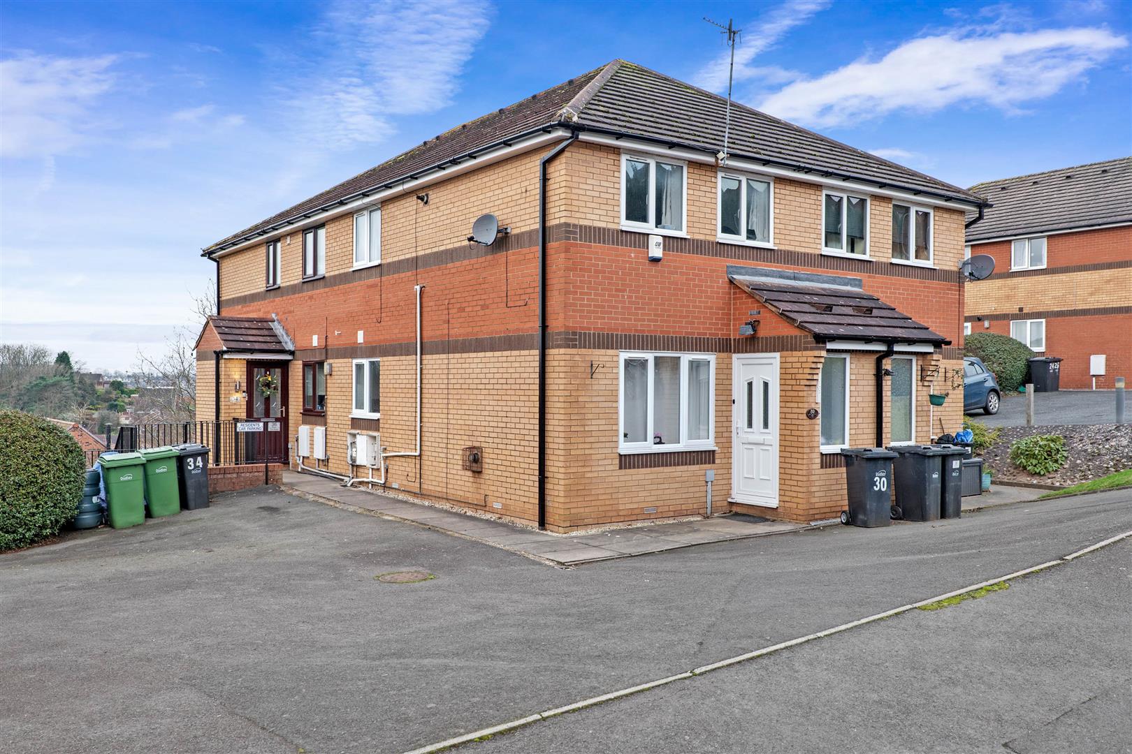 2 bed apartment for sale in Surrey Drive, Kingswinford  - Property Image 2