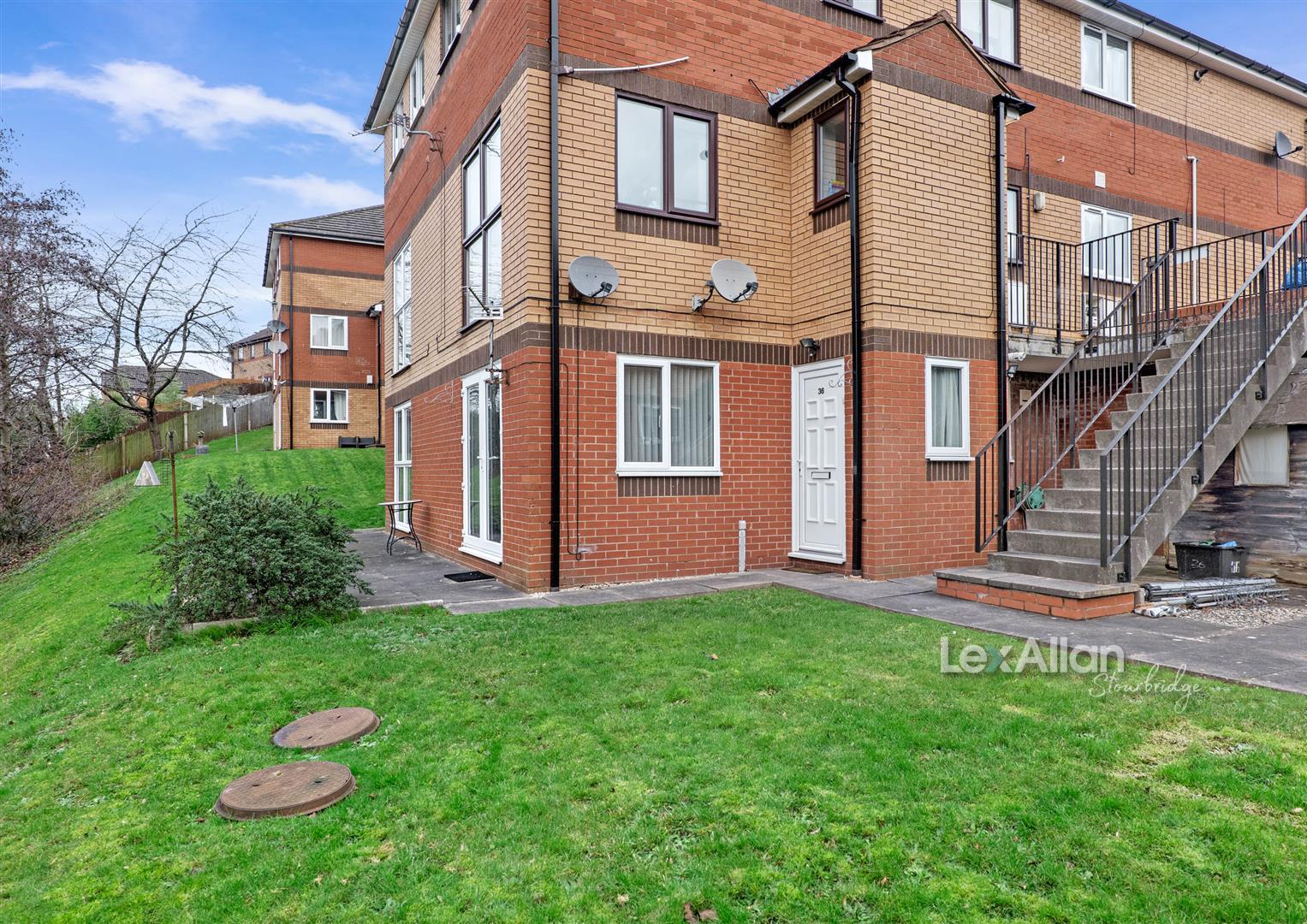 2 bed apartment for sale in Surrey Drive, Kingswinford - Property Image 1