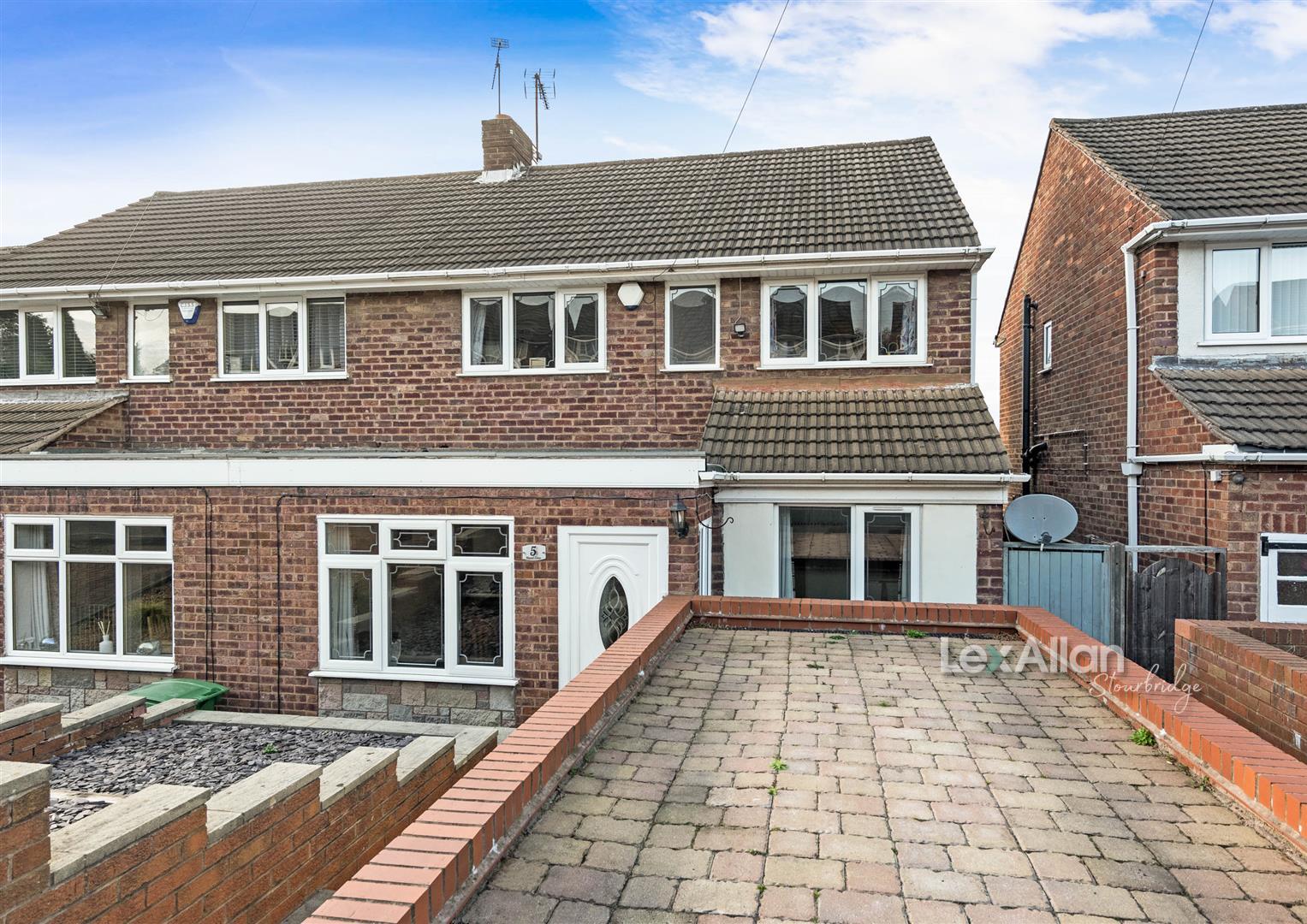 3 bed semi-detached house for sale in Mount Close, Dudley - Property Image 1