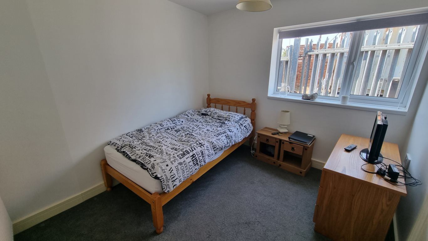 1 bed studio flat to rent in Lower High Street, Cradley Heath  - Property Image 2
