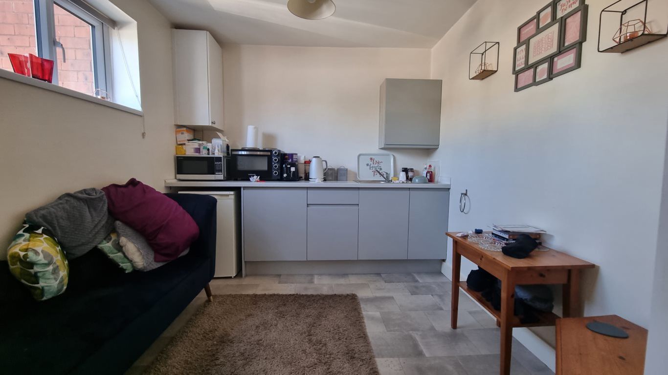 1 bed studio flat to rent in Lower High Street, Cradley Heath  - Property Image 1