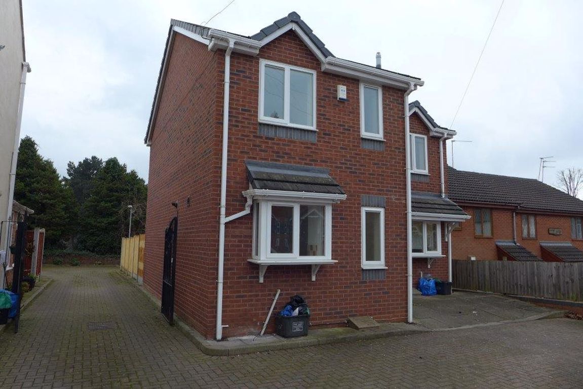2 bed to rent in Cemetery Road, Stourbridge, DY9 
