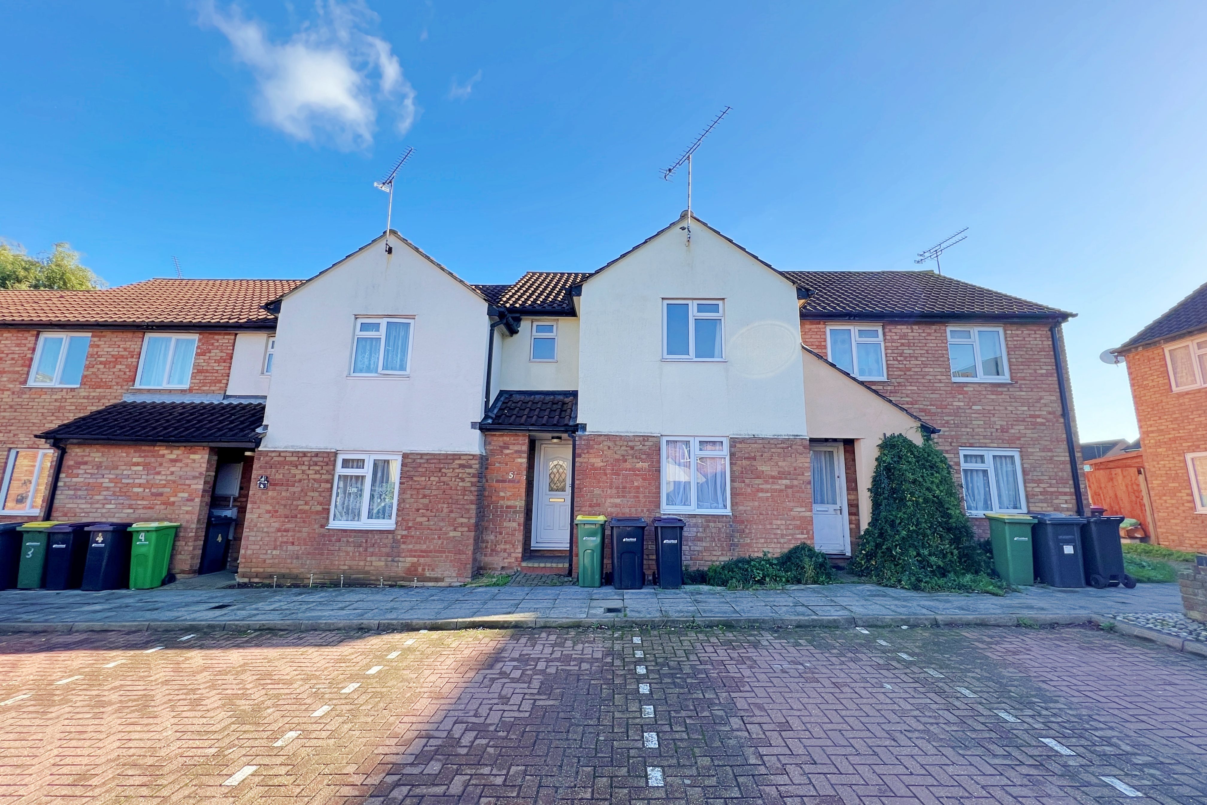 2 bed terraced house to rent in Sheering Court, Rayleigh  - Property Image 1