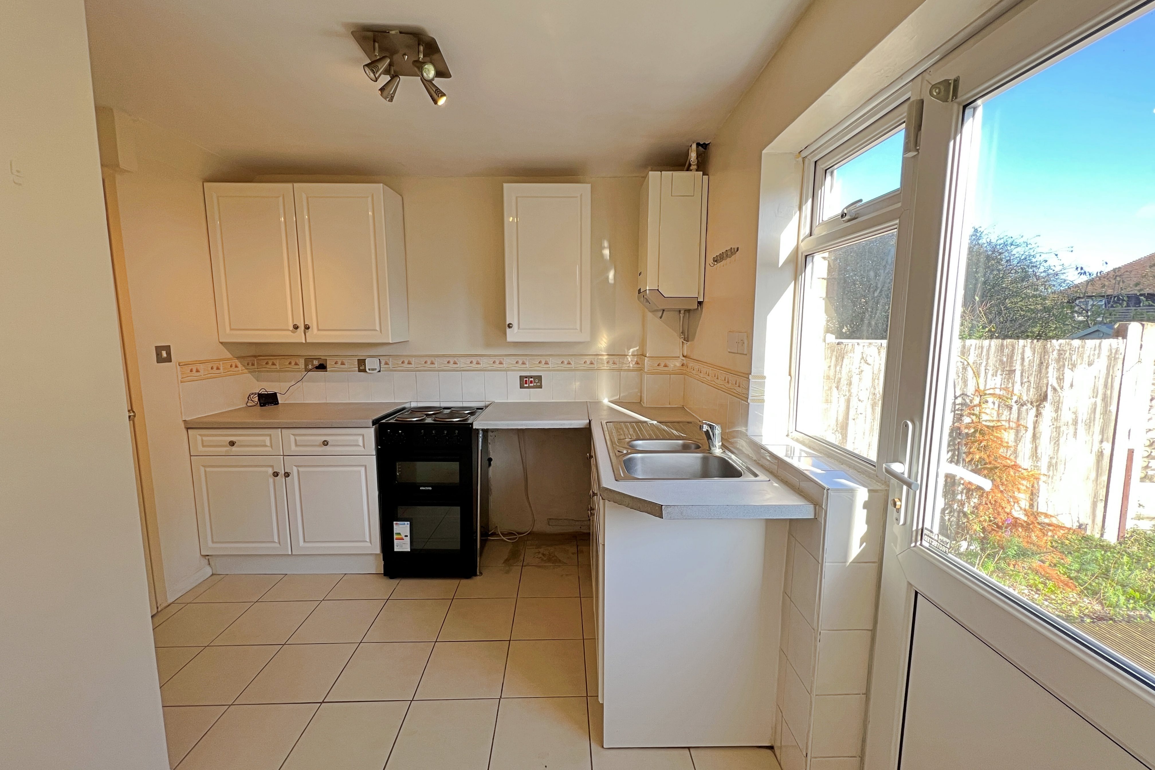 2 bed terraced house to rent in Sheering Court, Rayleigh  - Property Image 3