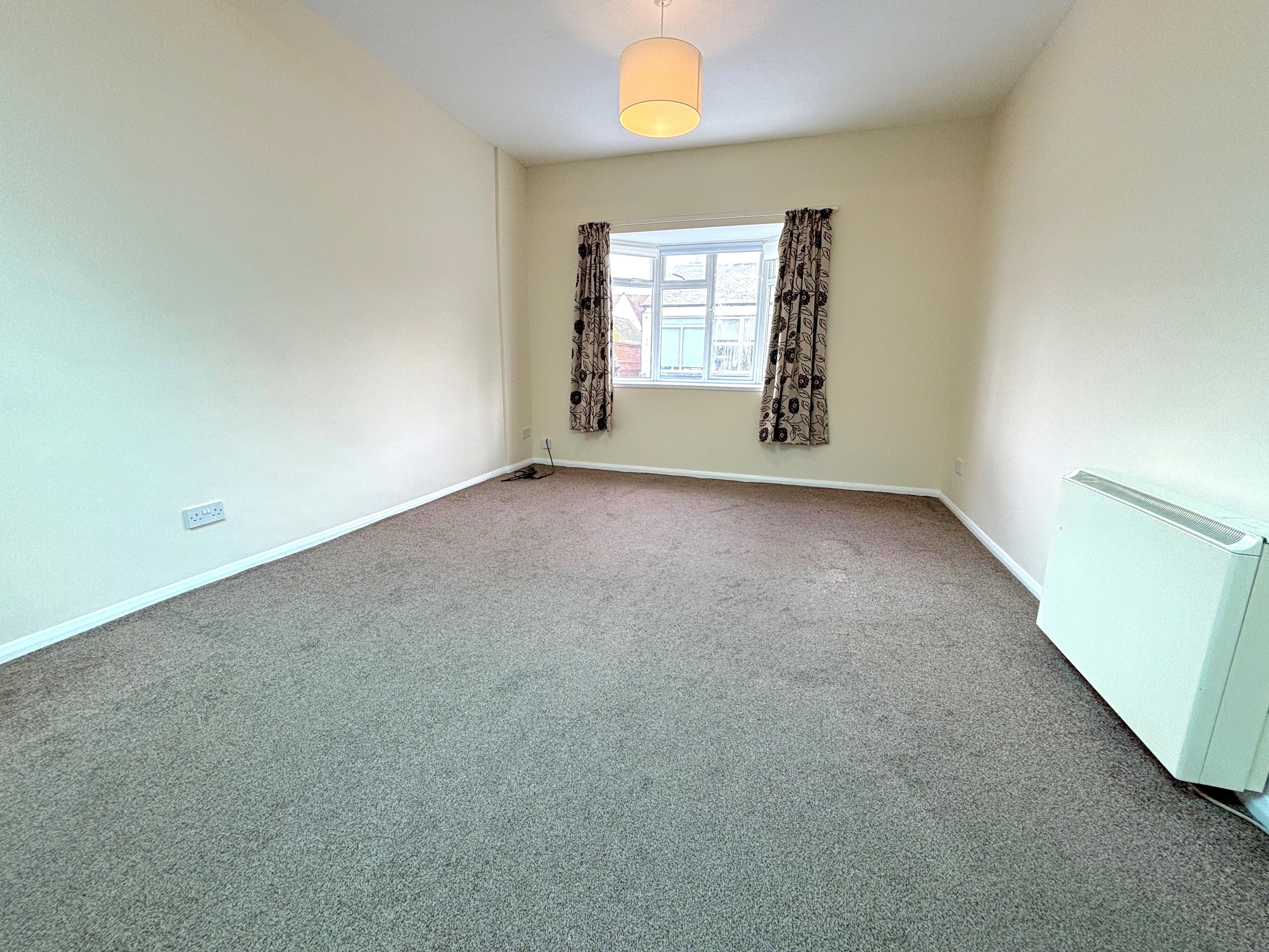 1 bed flat to rent in High Street, Rayleigh  - Property Image 3