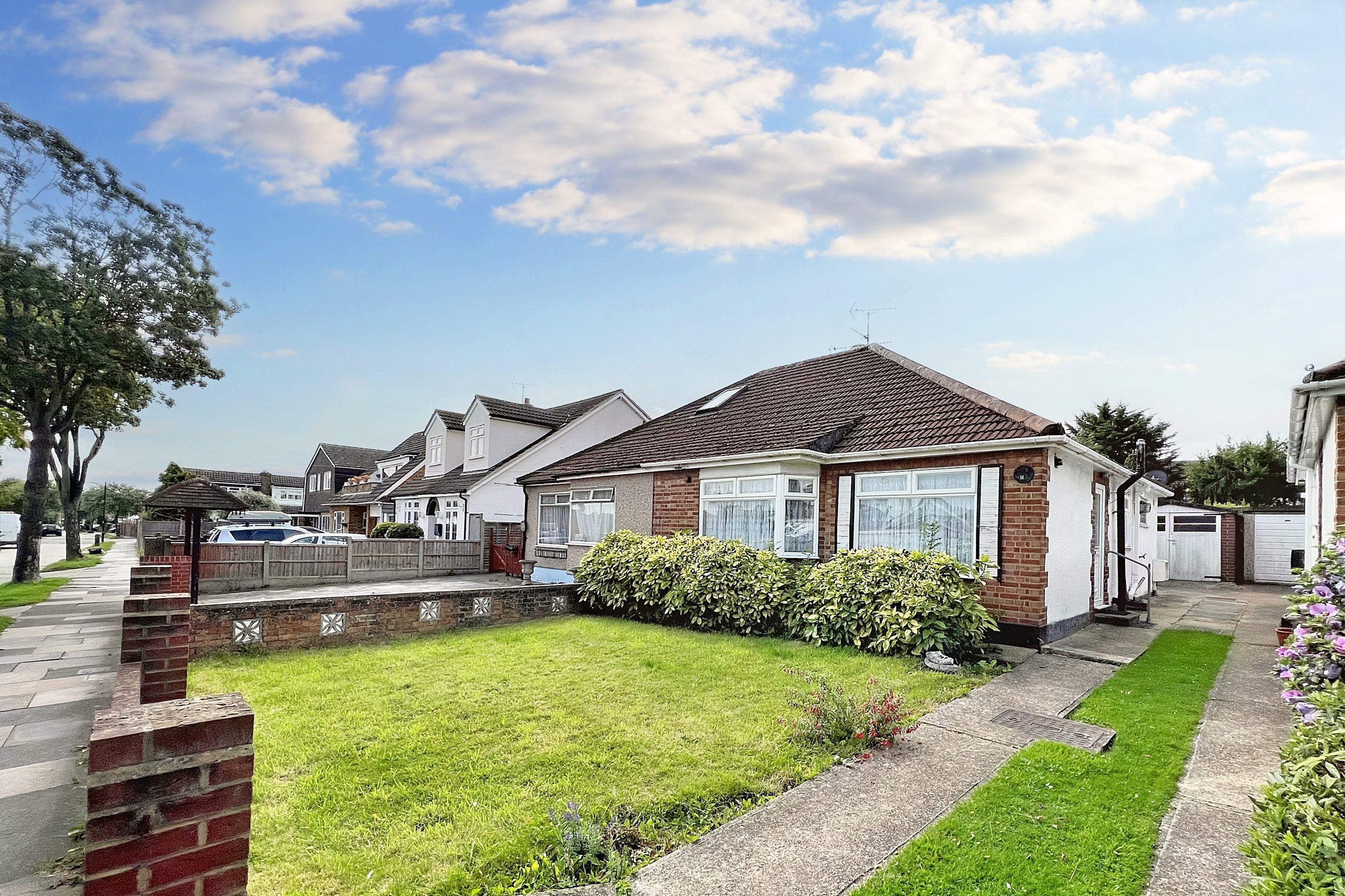 2 bed semi-detached bungalow to rent in Woodcutters Avenue, Leigh-on-sea  - Property Image 1