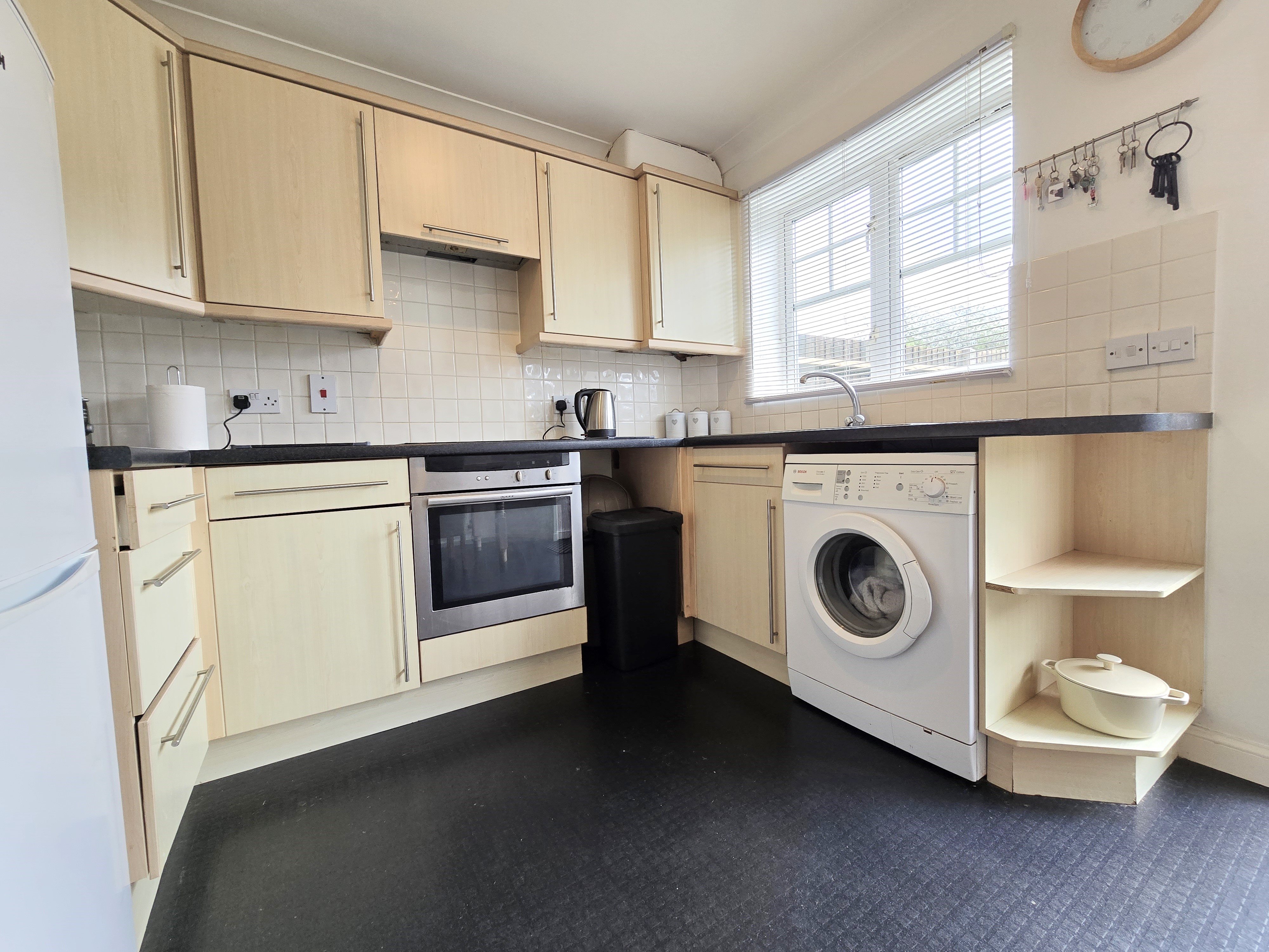 2 bed semi-detached house to rent in Swallow Close, Rayleigh  - Property Image 5