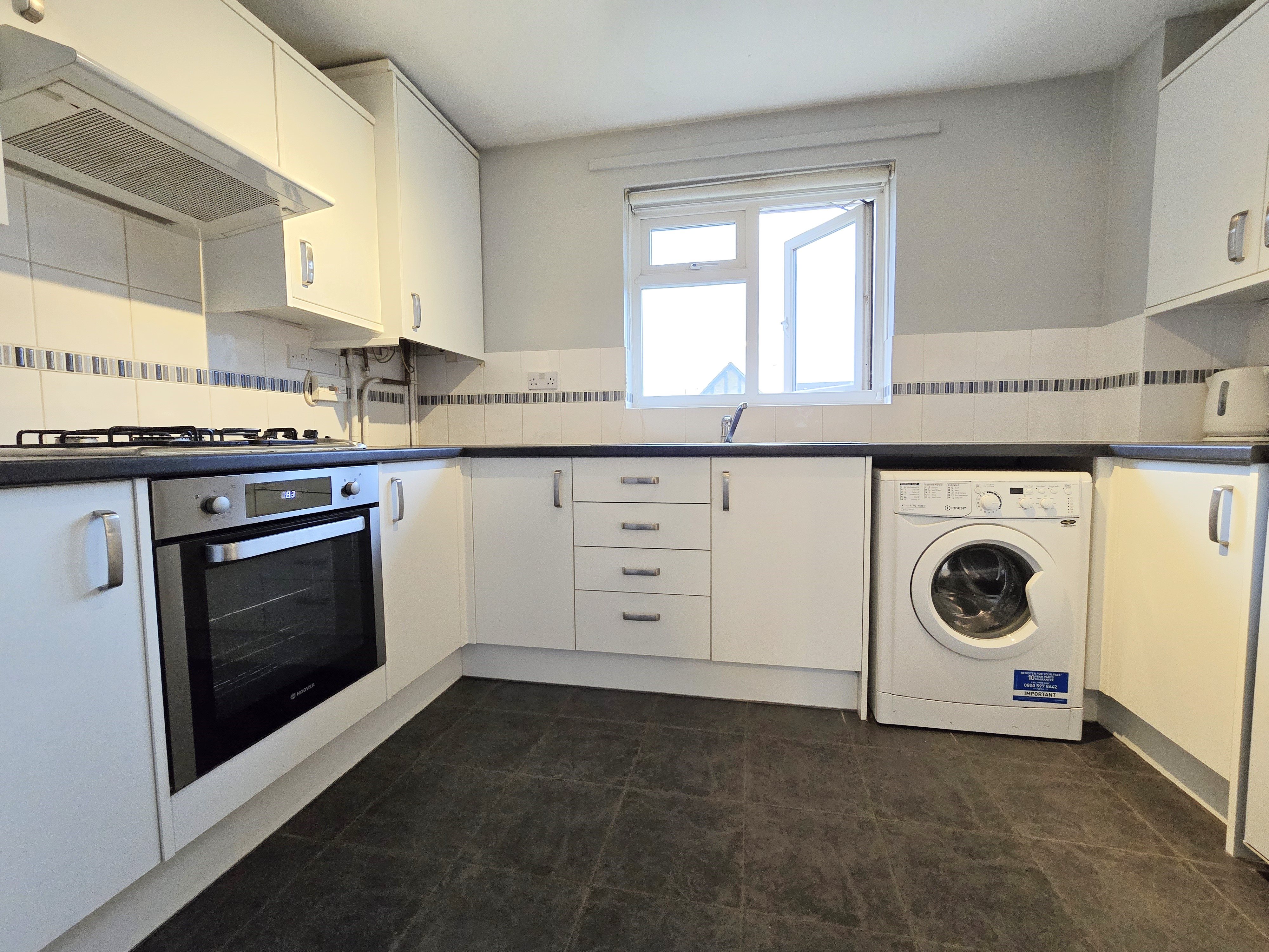 1 bed flat to rent in Bardfield Way, Rayleigh  - Property Image 2