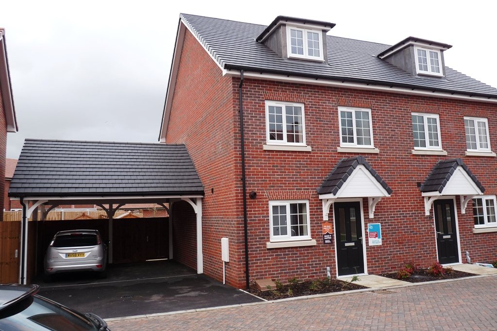 4 bed town house to rent in Station Avenue, Wickford, SS11