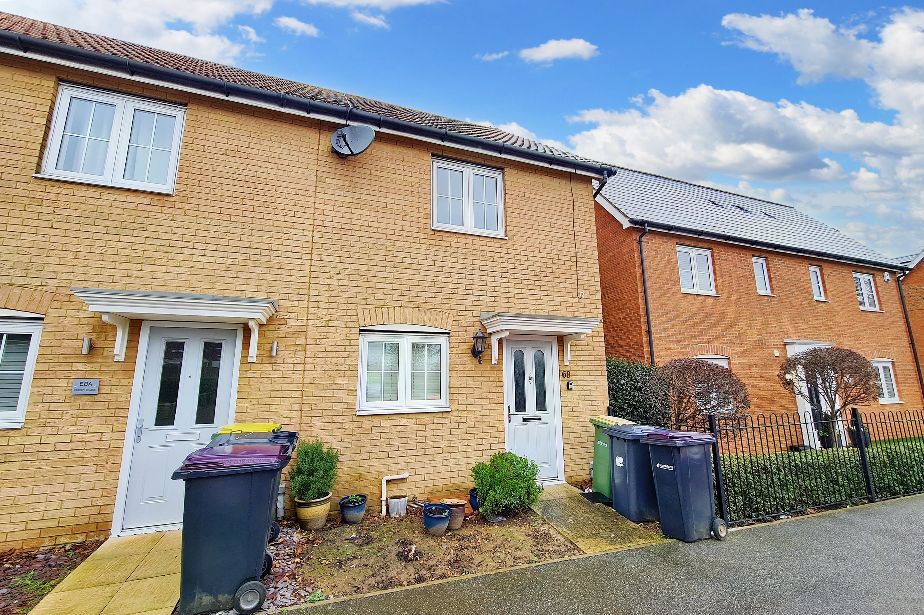 2 bed end of terrace house to rent in Priory Chase, Rayleigh - Property Image 1