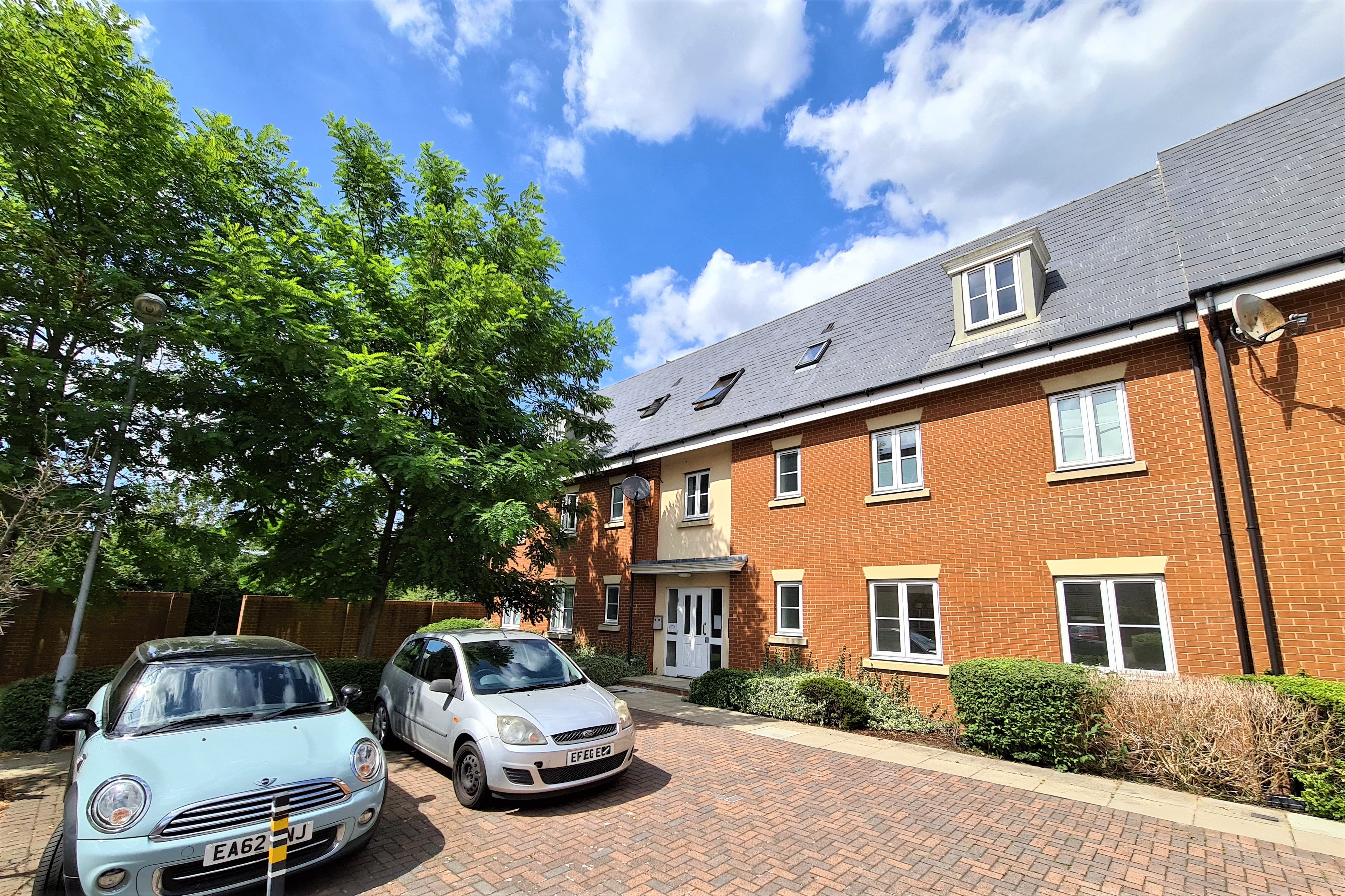 2 bed flat to rent in Priory Chase, Rayleigh - Property Image 1