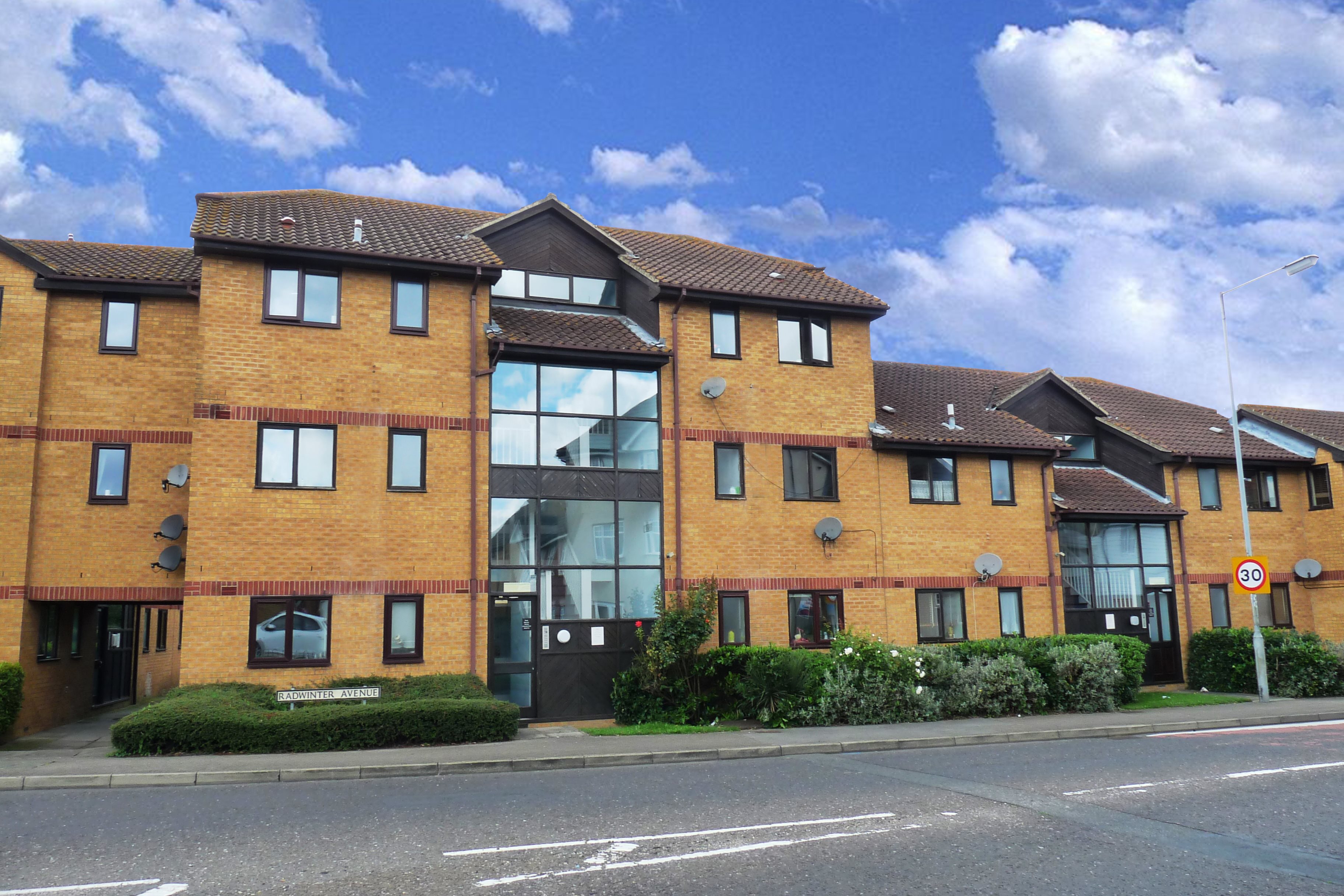 1 bed flat to rent in Cranfield Park Court, Wickford - Property Image 1