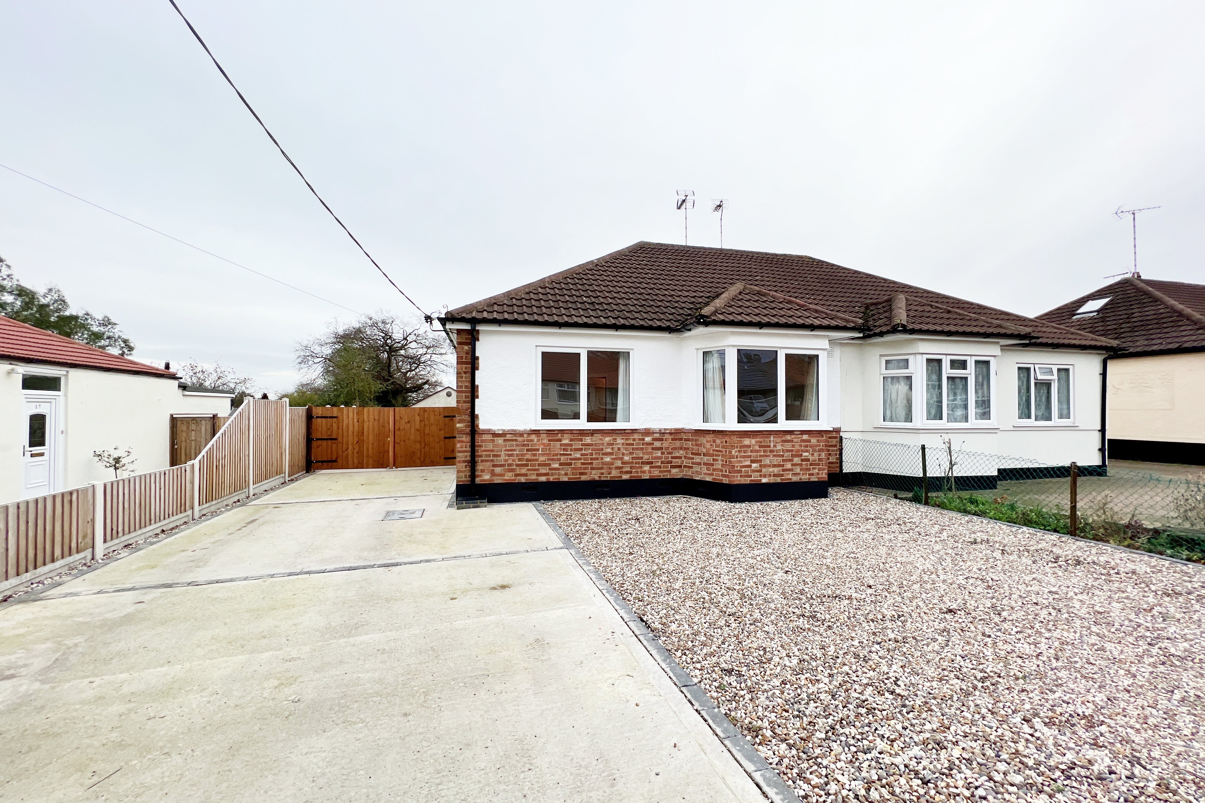 2 bed semi-detached bungalow to rent in Helena Road, Rayleigh, SS6 