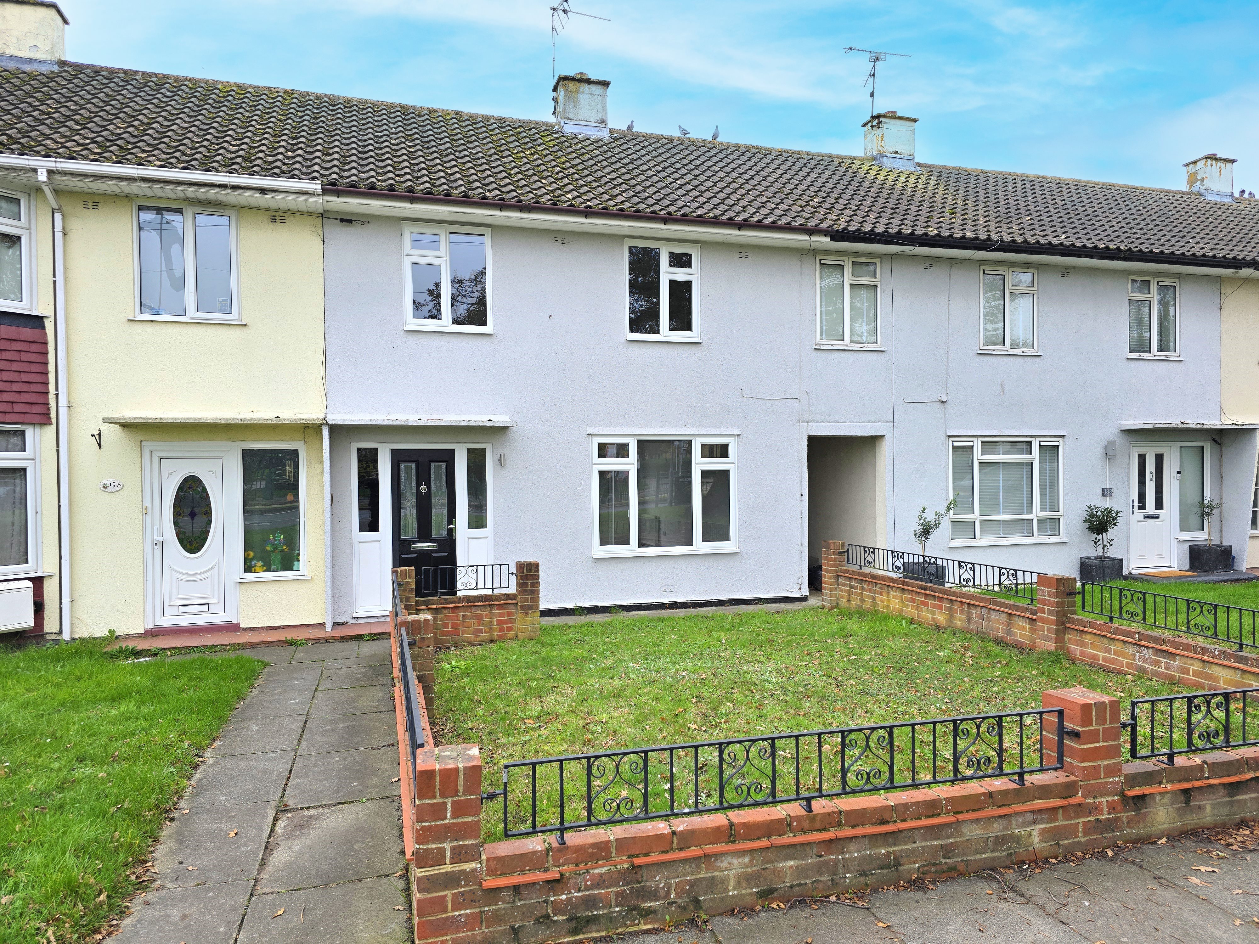 3 bed terraced house to rent in Blenheim Chase, Leigh-on-sea  - Property Image 1