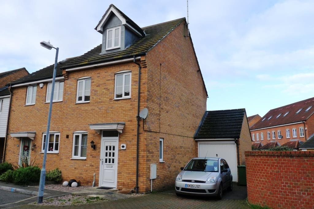 3 bed end of terrace house to rent in Smollett Place, Wickford, SS12