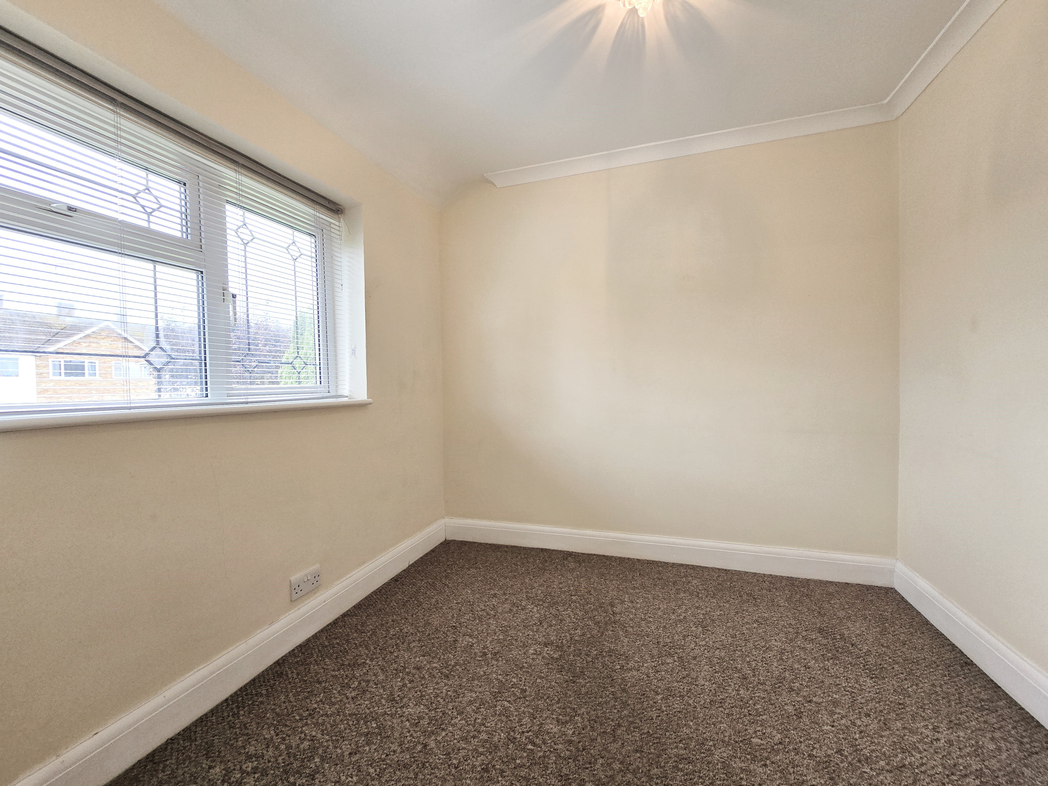 3 bed semi-detached house to rent in Pearsons Avenue, Rayleigh  - Property Image 7