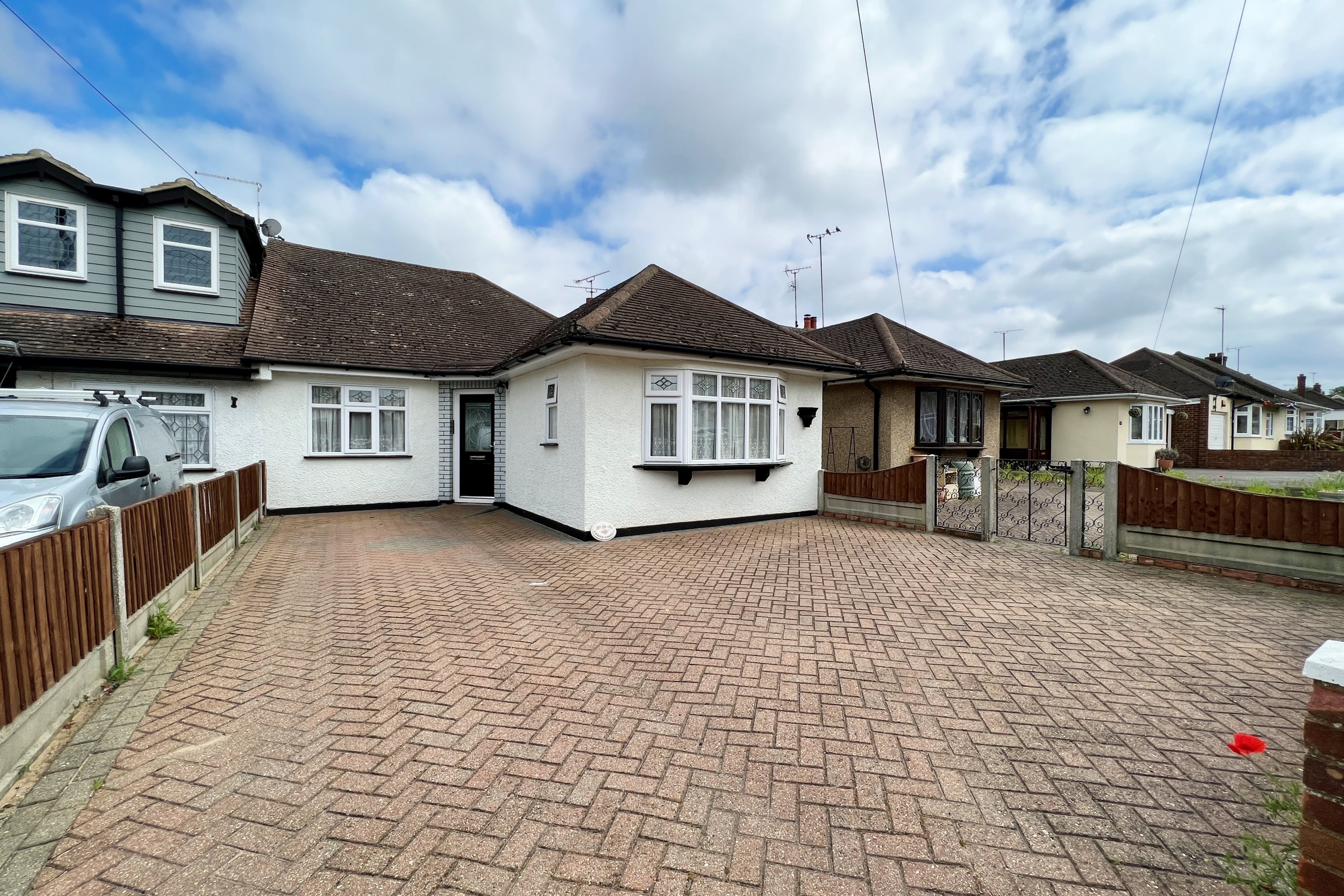 3 bed semi-detached bungalow to rent in Grange Gardens, Rayleigh  - Property Image 1