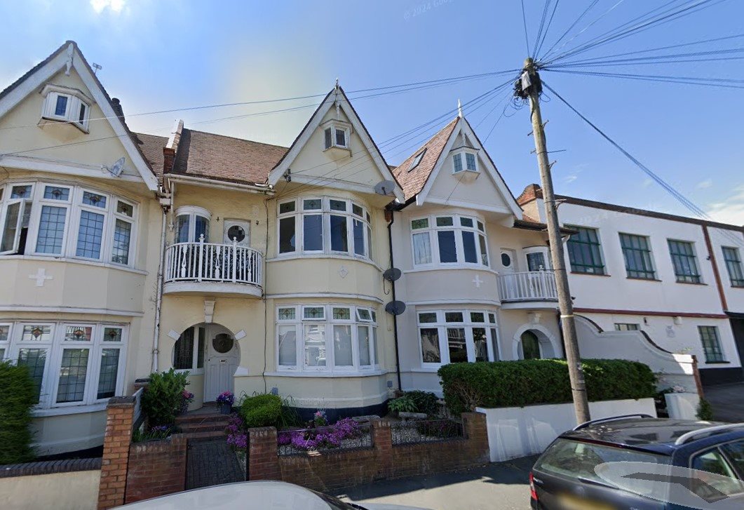 2 bed flat to rent in Leighcliff Road, Leigh-on-Sea  - Property Image 1